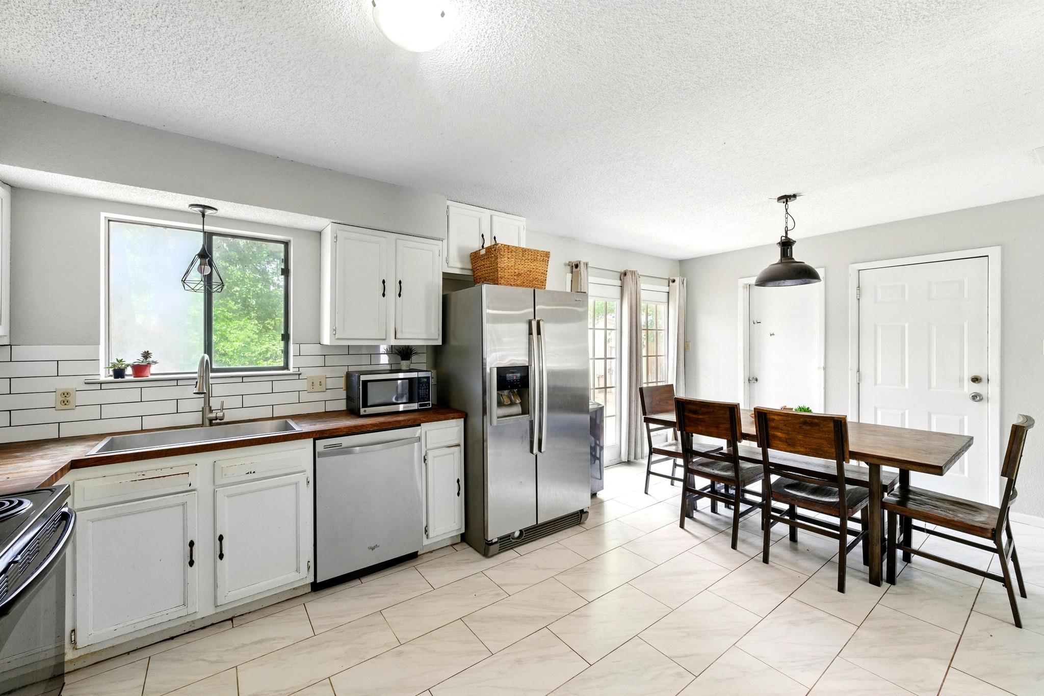 136 Shadow Oak Dr, Bastrop, TX 78602