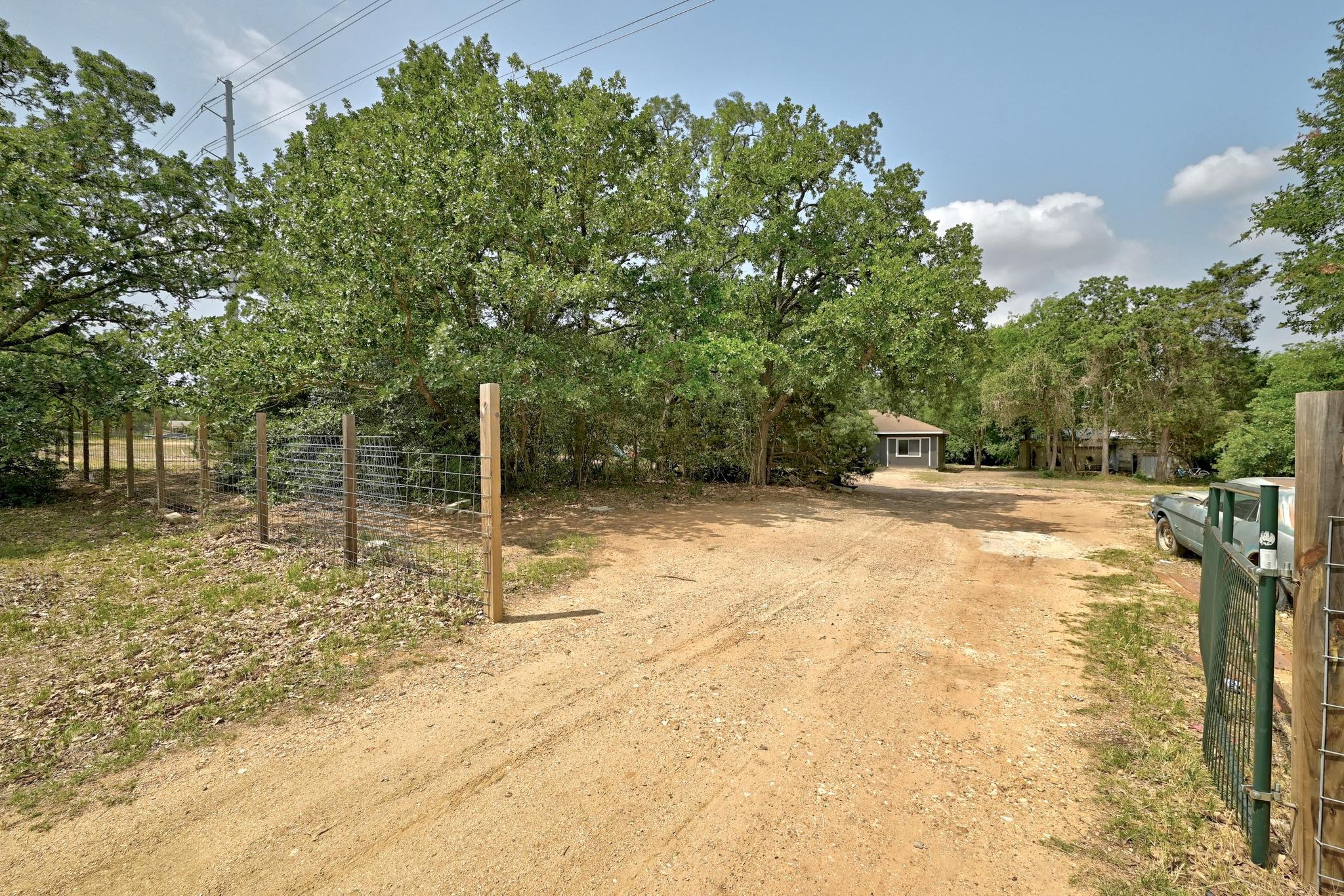 136 Shadow Oak Dr, Bastrop, TX 78602