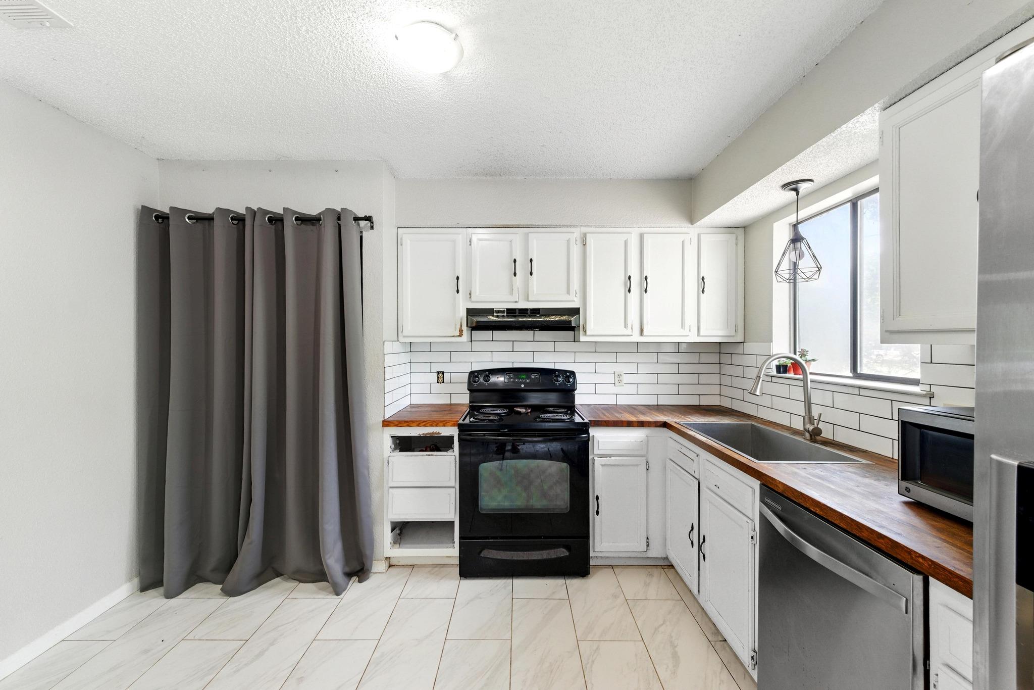 136 Shadow Oak Dr, Bastrop, TX 78602