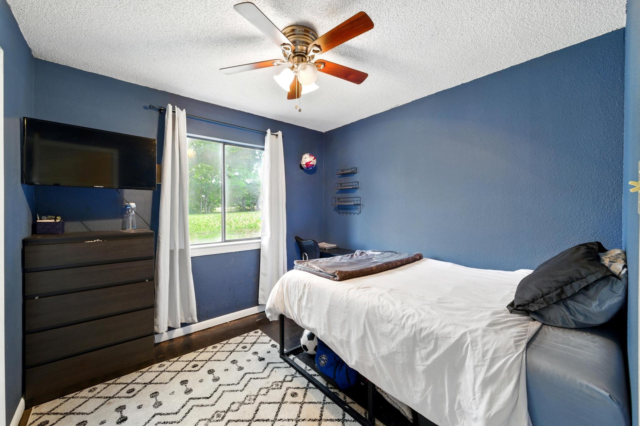 136 Shadow Oak Dr, Bastrop, TX 78602