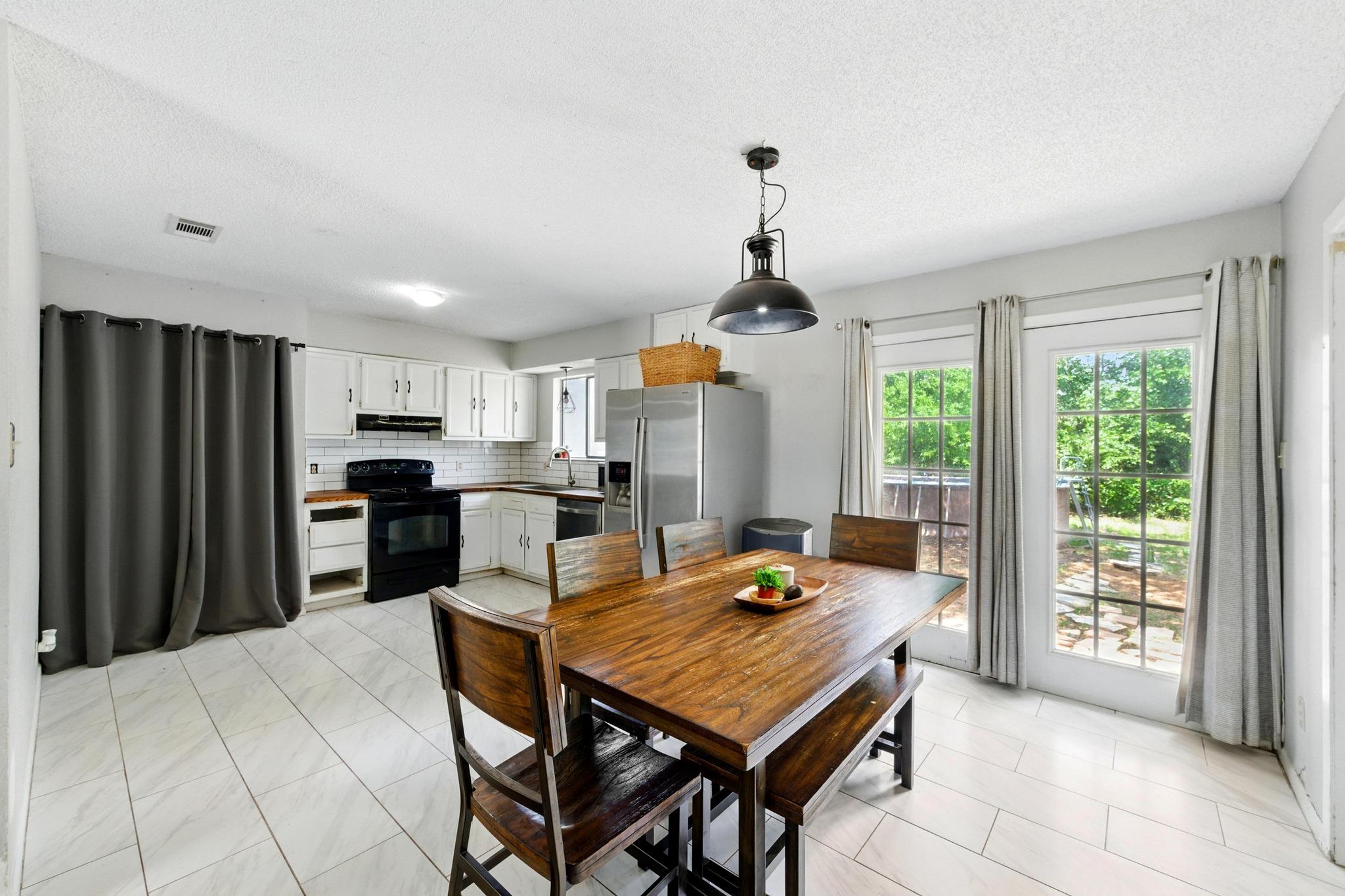 136 Shadow Oak Dr, Bastrop, TX 78602