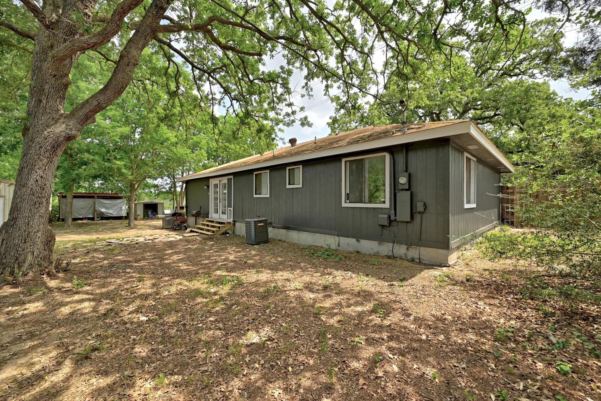 136 Shadow Oak Dr, Bastrop, TX 78602