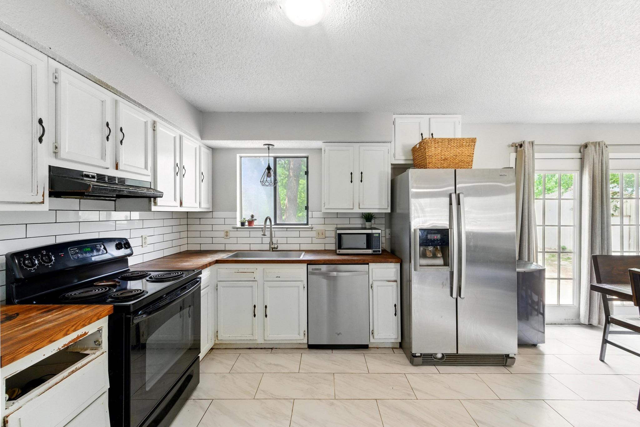 136 Shadow Oak Dr, Bastrop, TX 78602