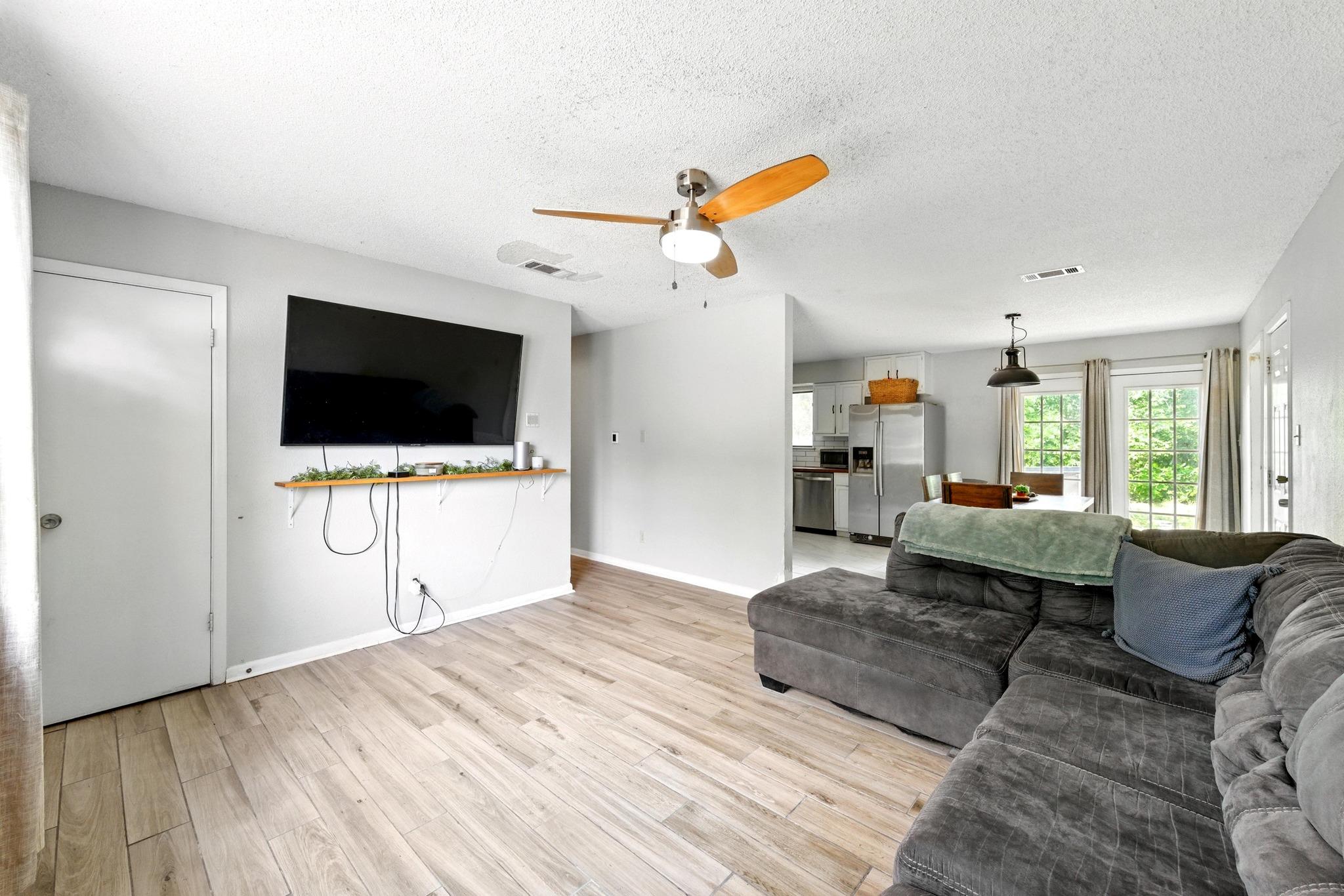 136 Shadow Oak Dr, Bastrop, TX 78602