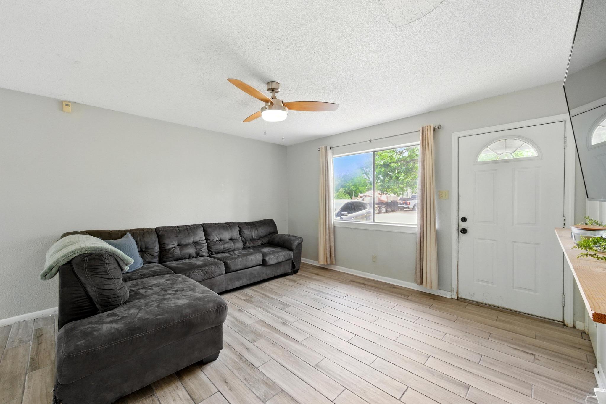 136 Shadow Oak Dr, Bastrop, TX 78602