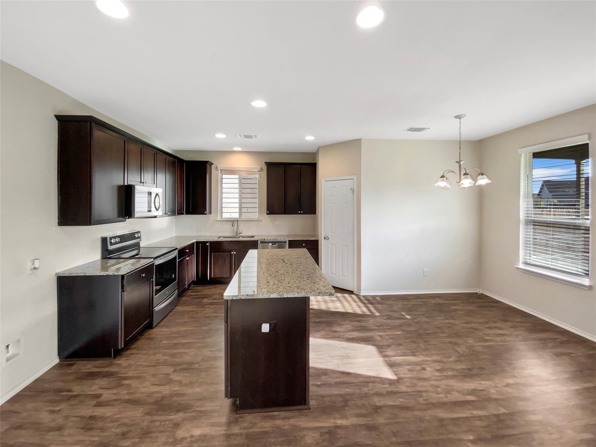 325 Bedford Falls Ln, Jarrell, TX 76537