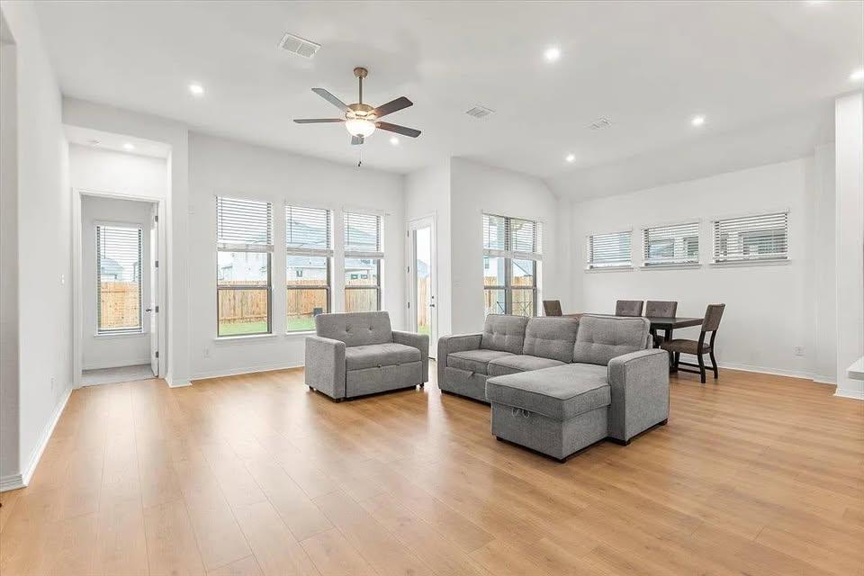 216 Hollister Dr, Liberty Hill, TX 78642