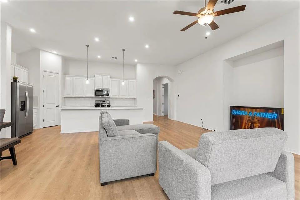 216 Hollister Dr, Liberty Hill, TX 78642