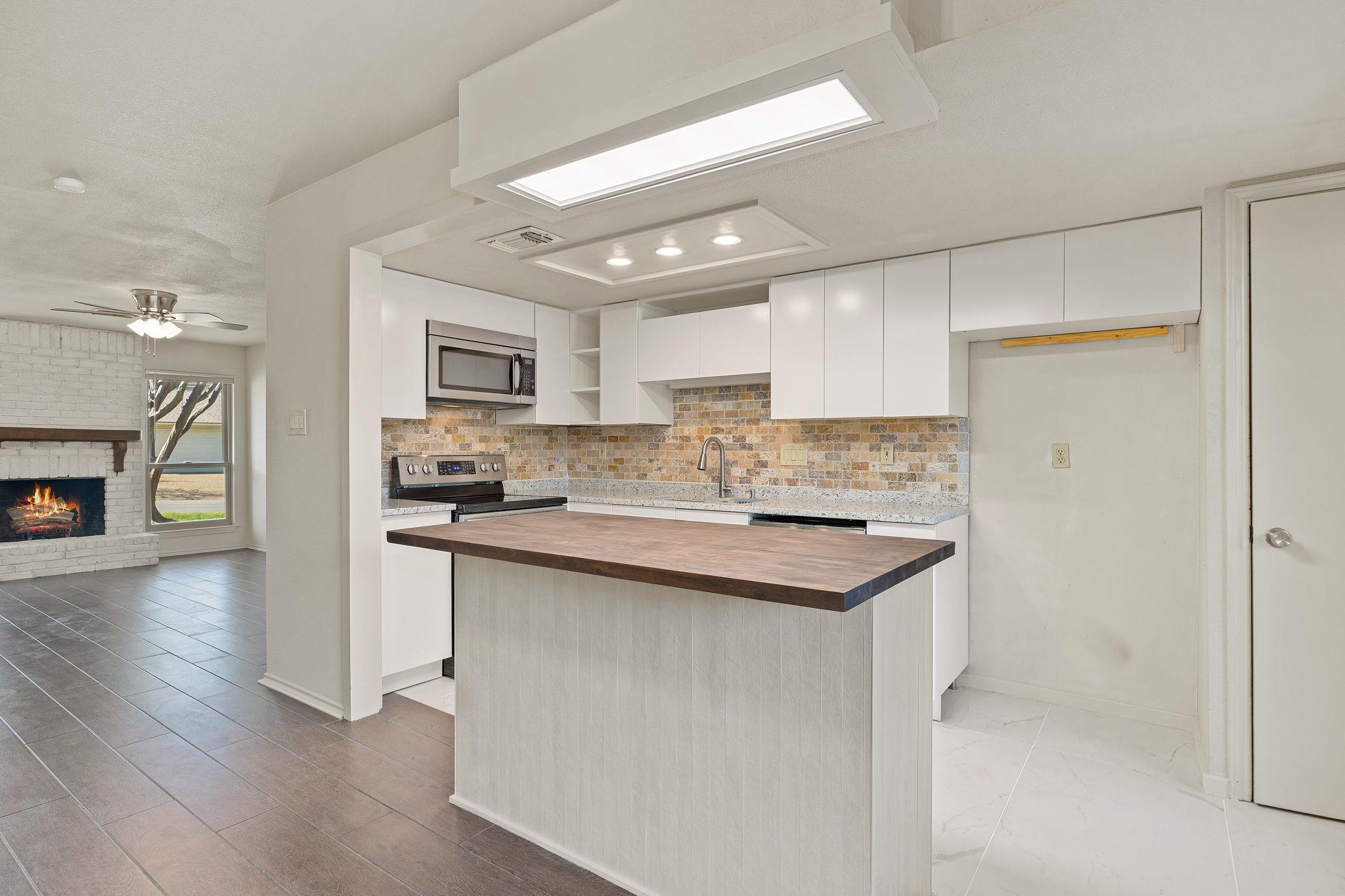 8235 Summer Side Dr, Austin, TX 78759