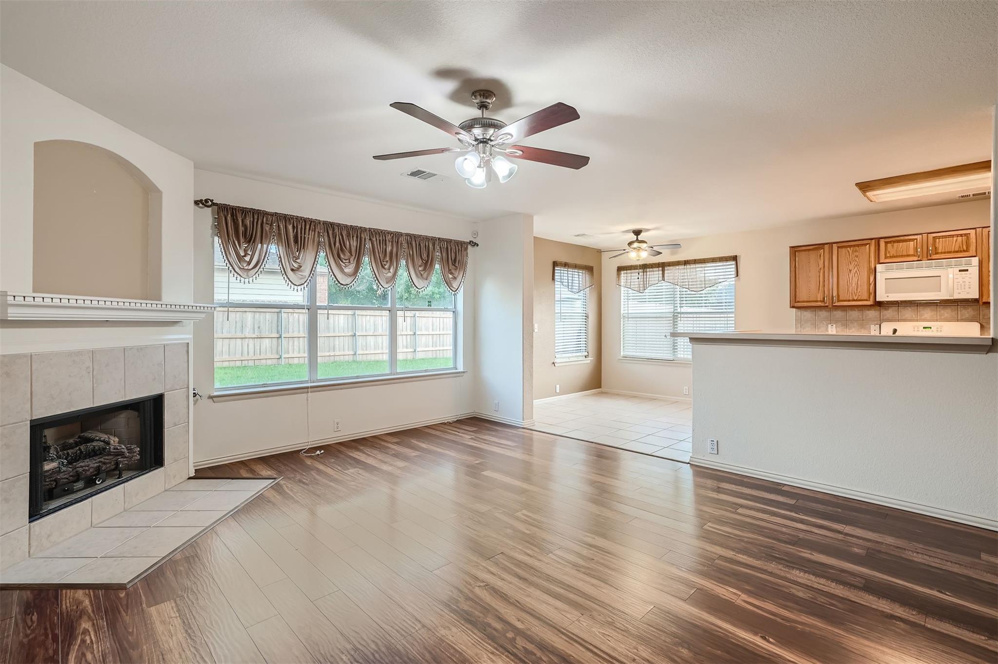 215 Spruce Dr, Kyle, TX 78640