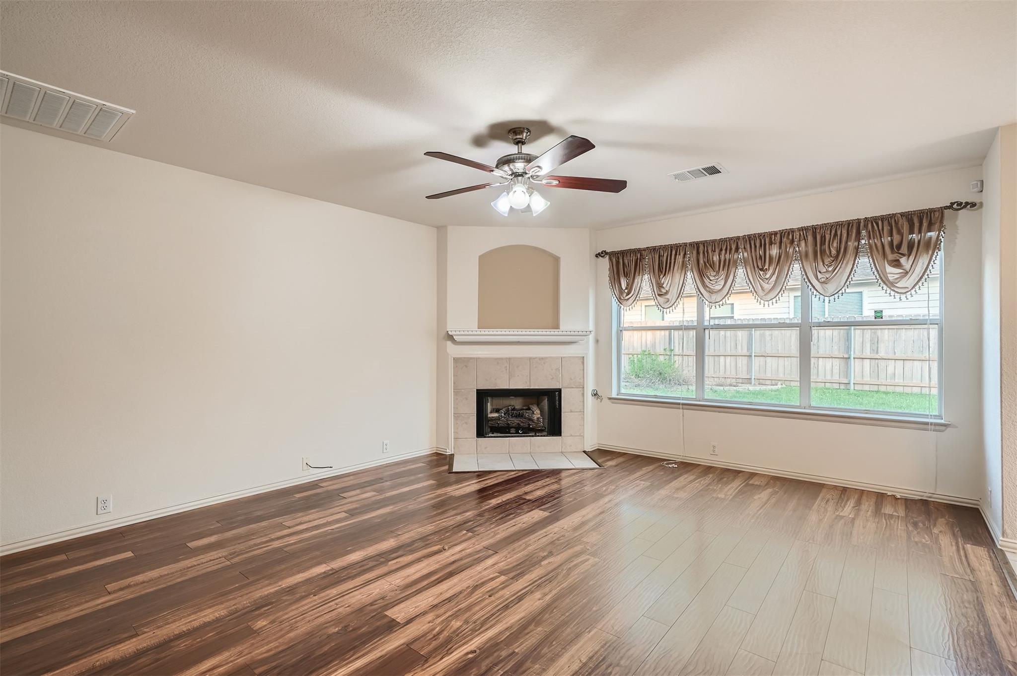 215 Spruce Dr, Kyle, TX 78640