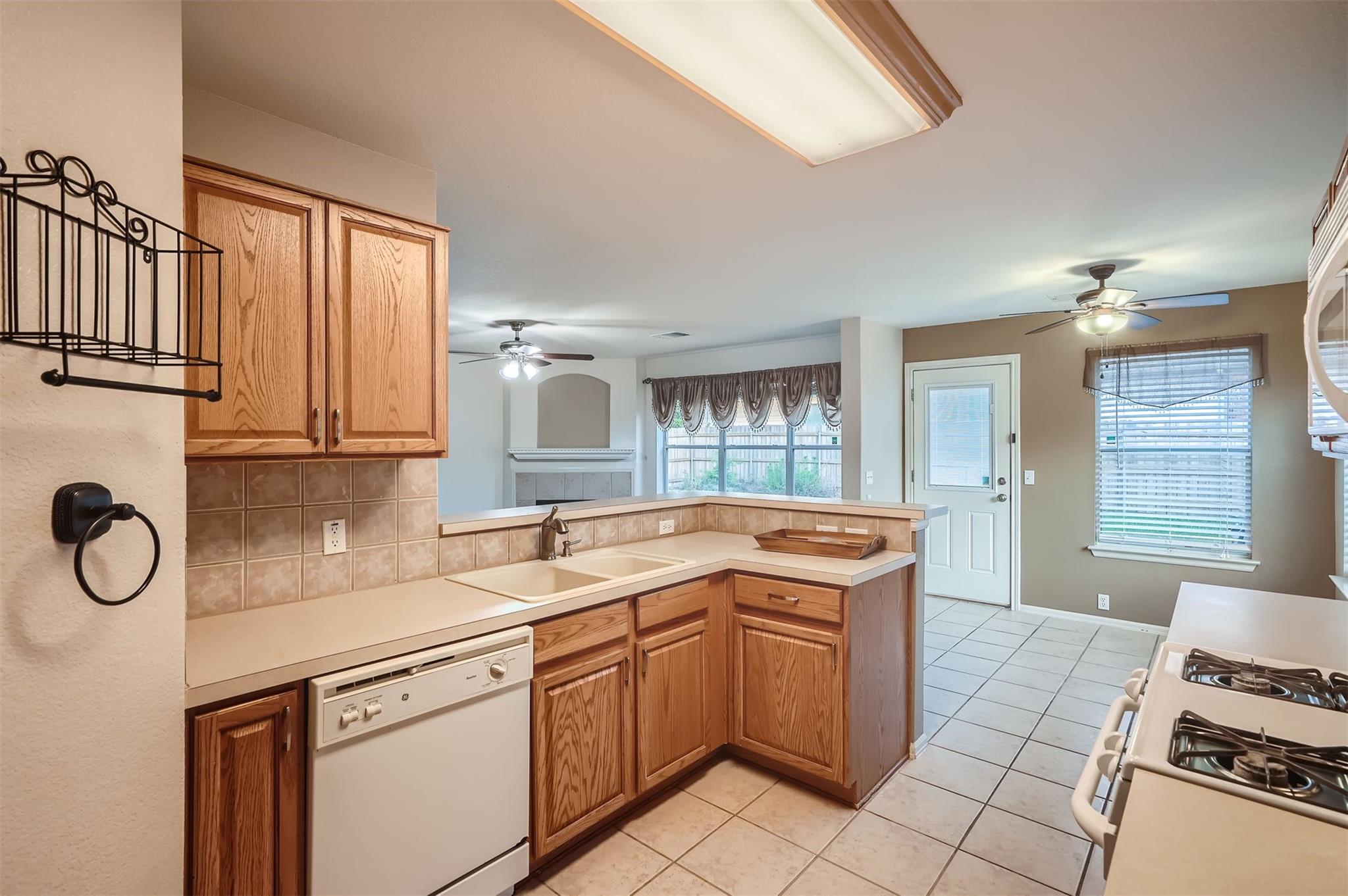 215 Spruce Dr, Kyle, TX 78640