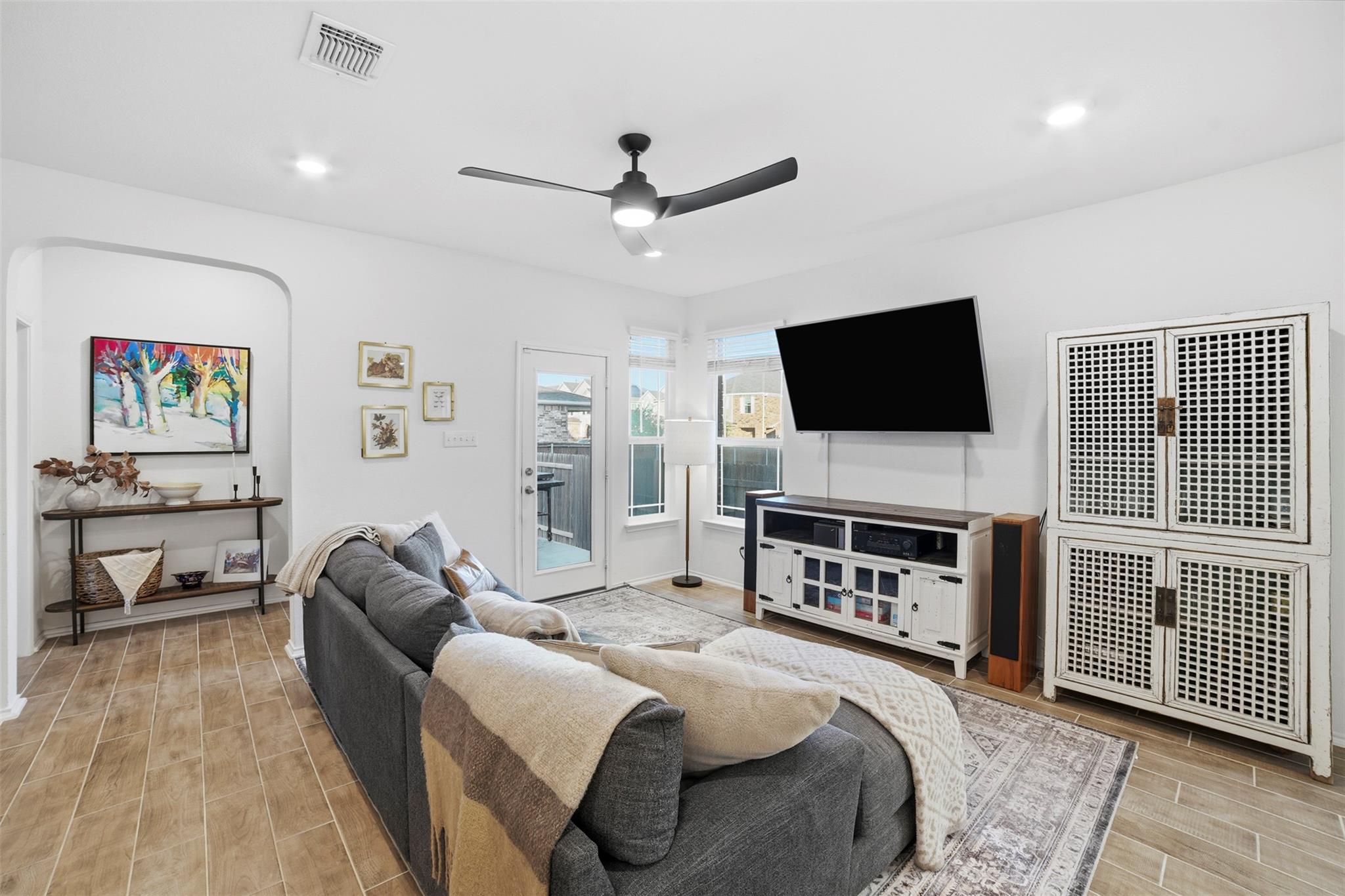 517 Lady Swiss Ln, Hutto, TX 78634