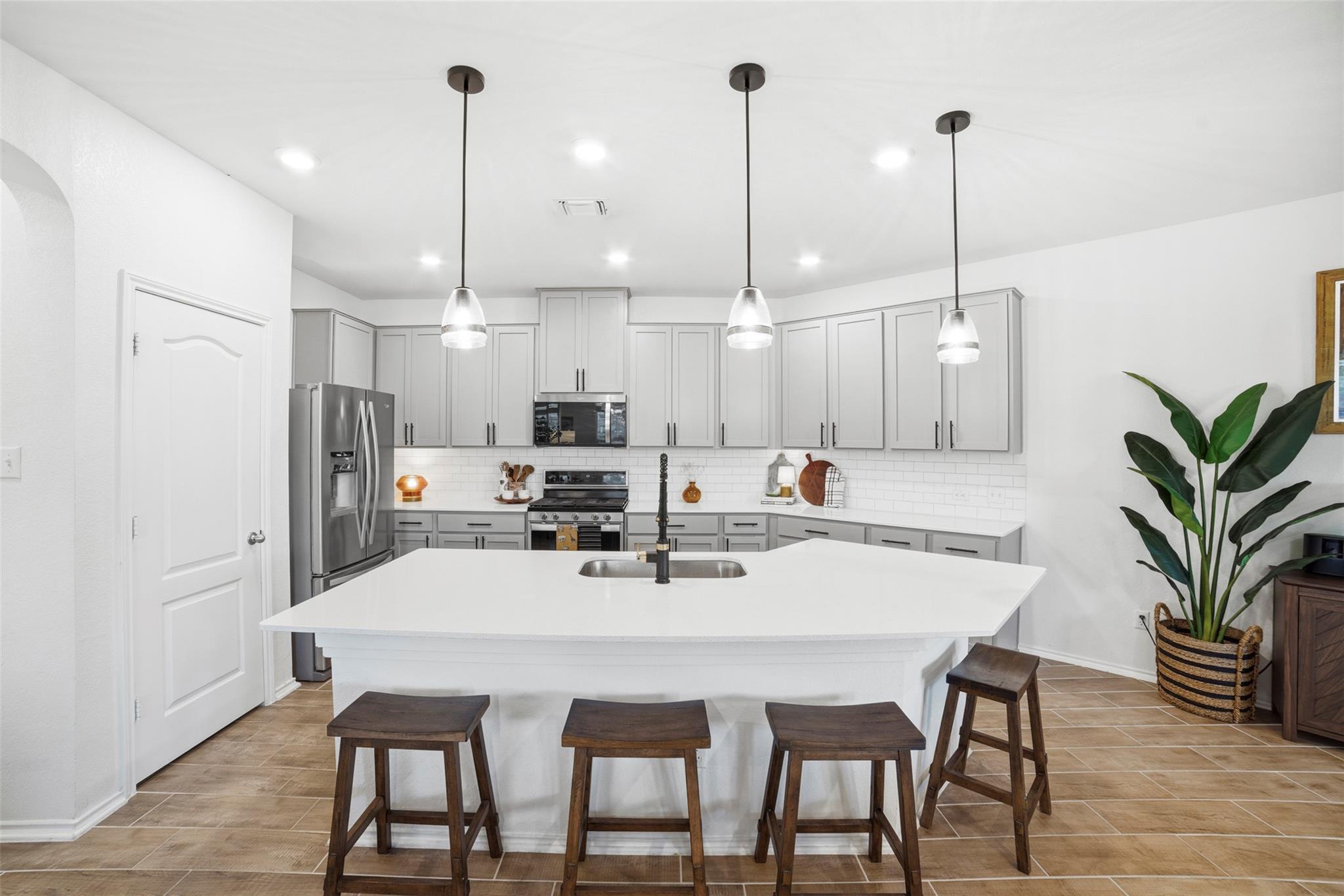 517 Lady Swiss Ln, Hutto, TX 78634