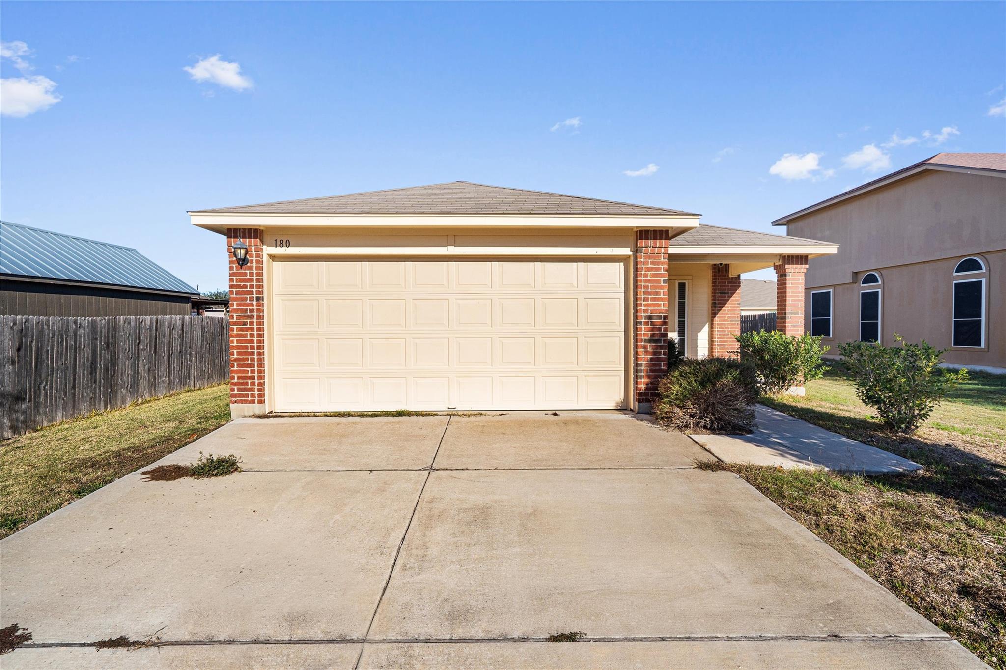 180 Eagle Dr, Luling, TX 78648