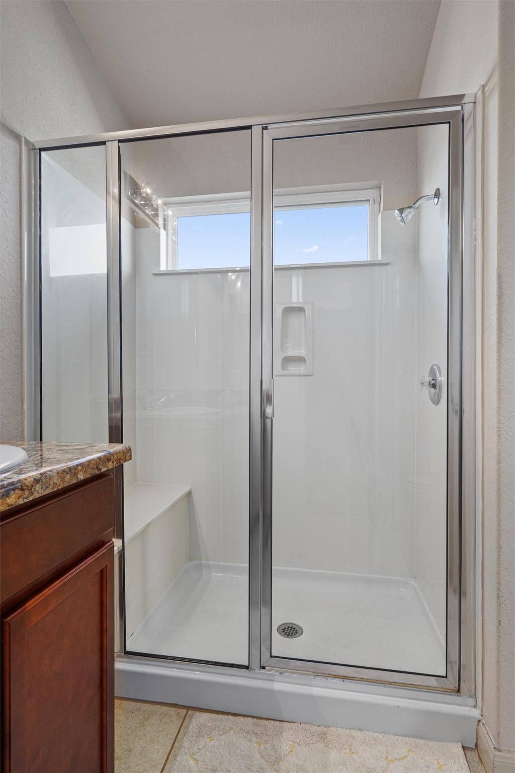 180 Eagle Dr, Luling, TX 78648