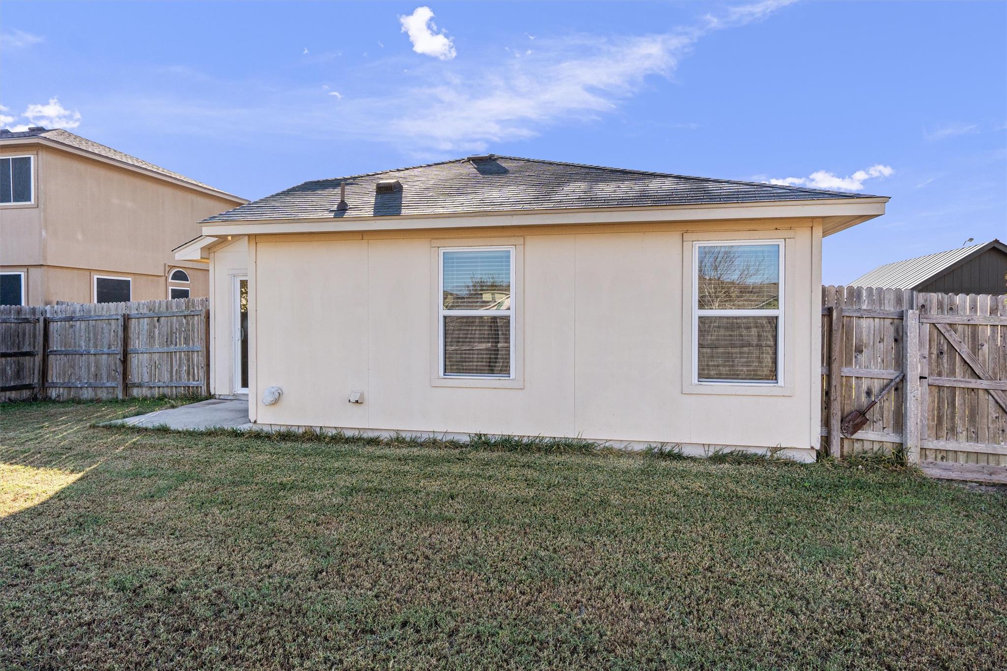 180 Eagle Dr, Luling, TX 78648