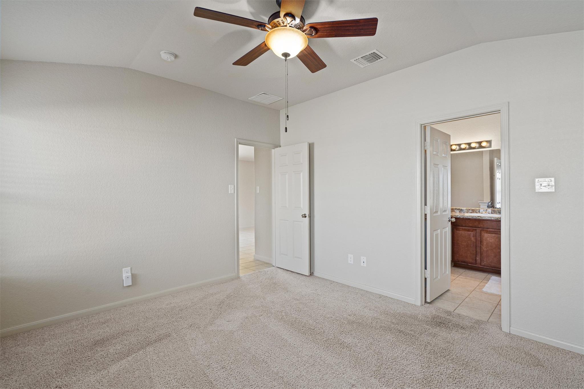 180 Eagle Dr, Luling, TX 78648