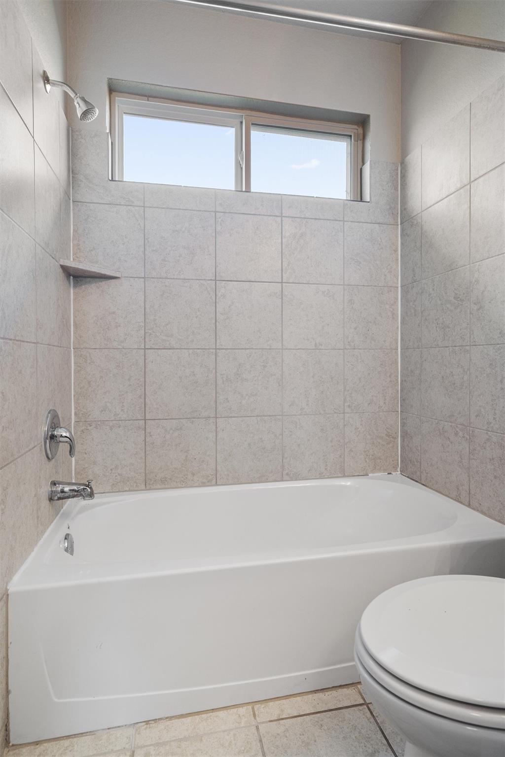 180 Eagle Dr, Luling, TX 78648