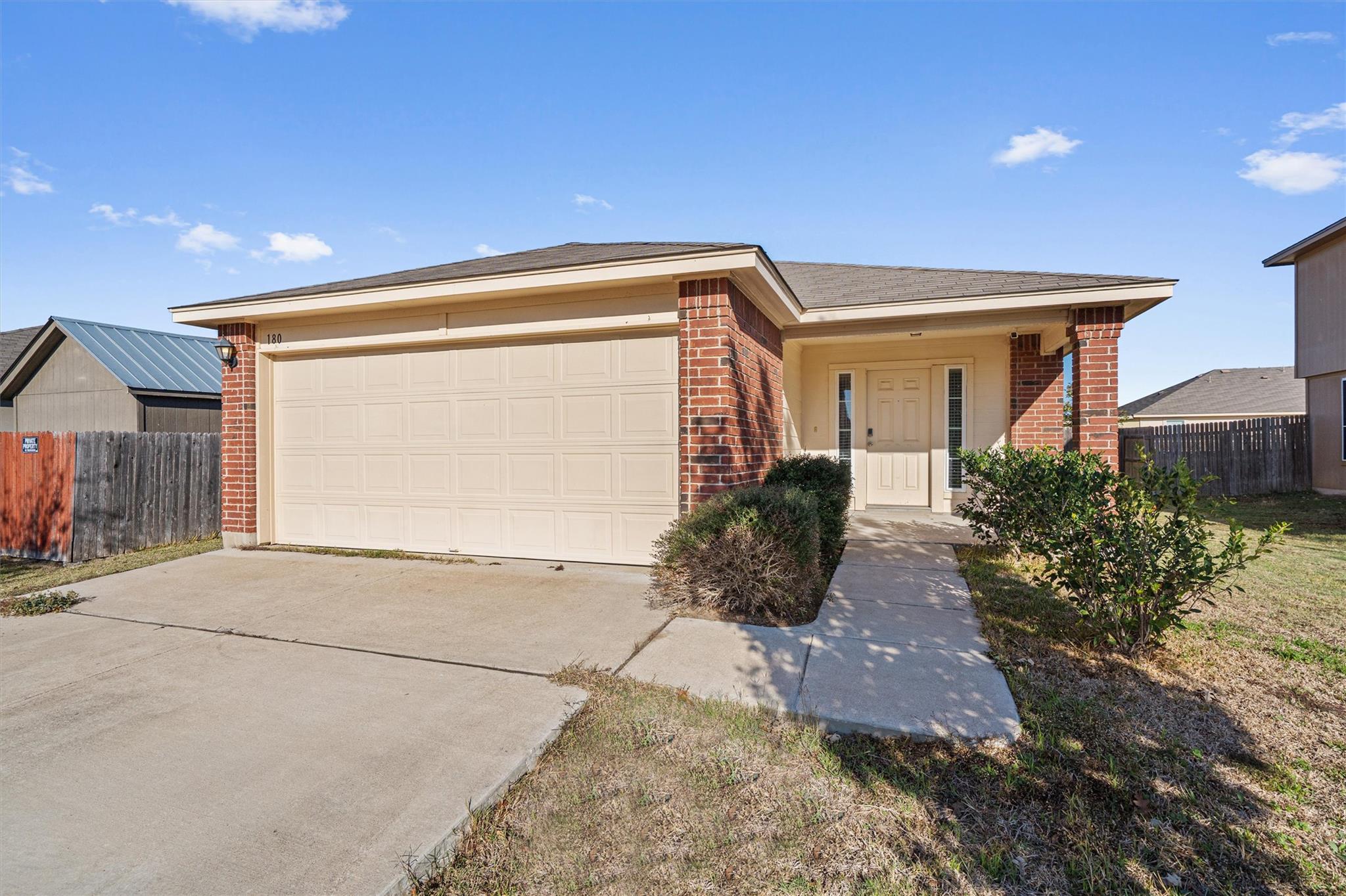 180 Eagle Dr, Luling, TX 78648