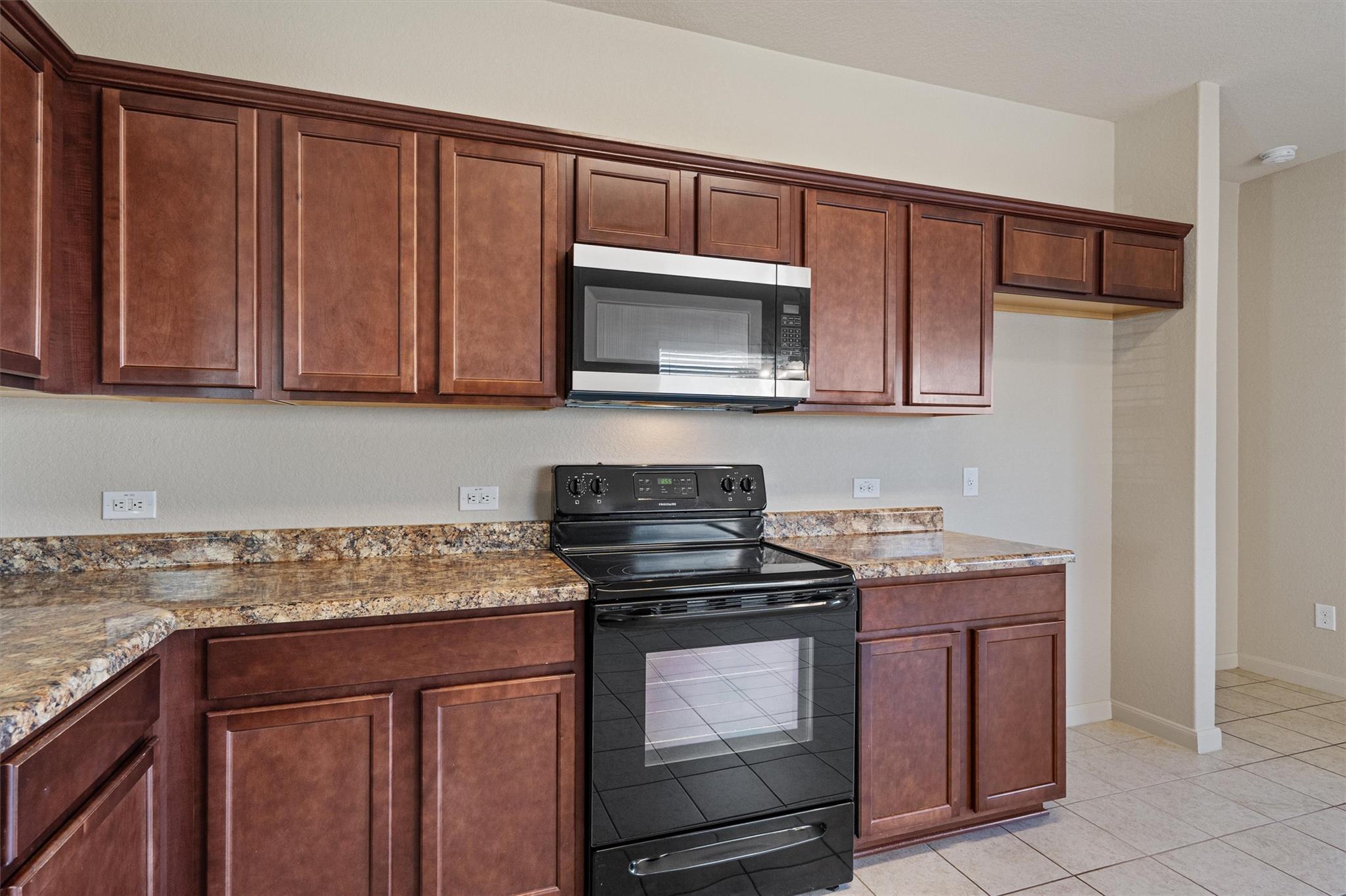 180 Eagle Dr, Luling, TX 78648