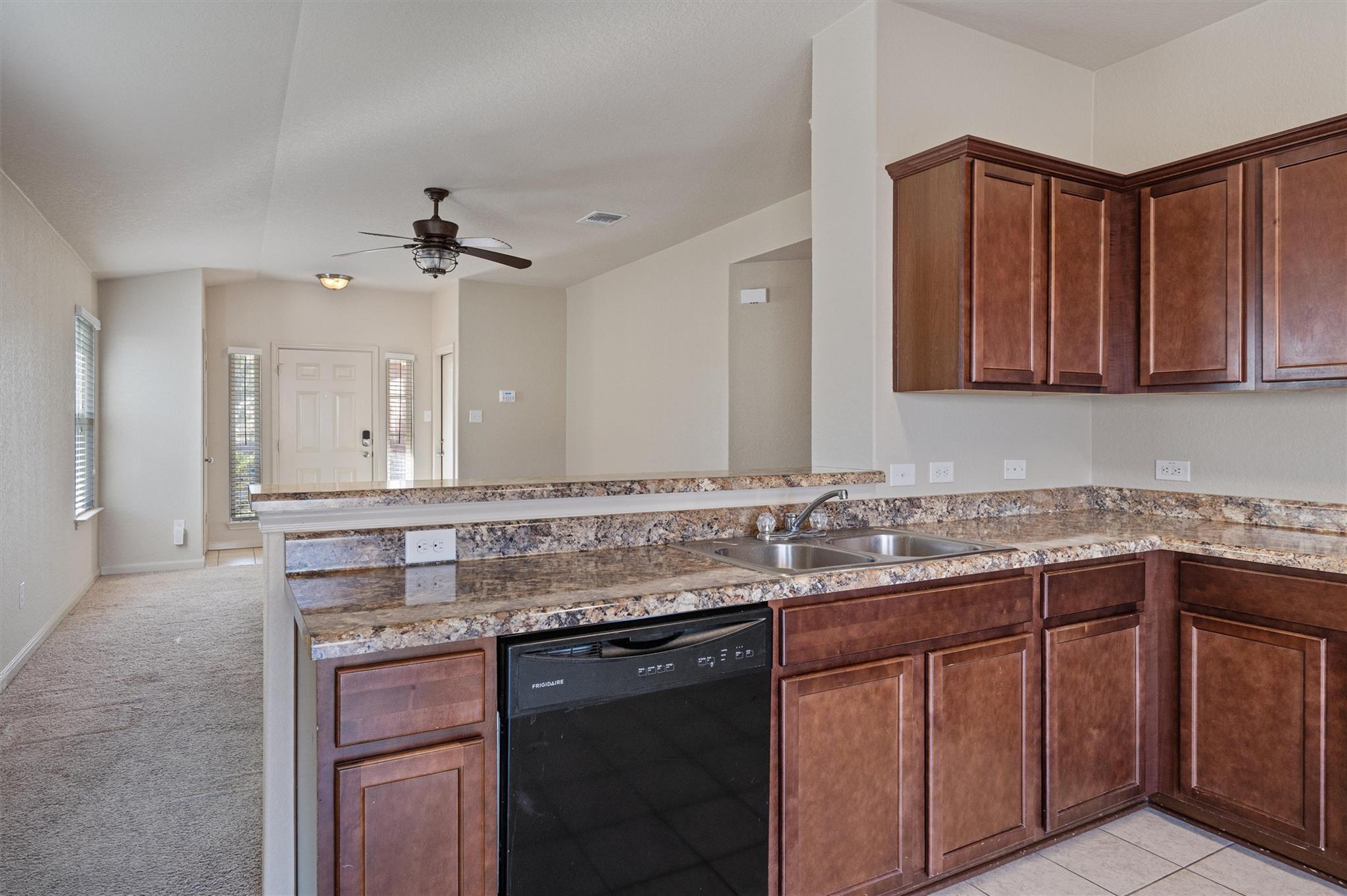 180 Eagle Dr, Luling, TX 78648