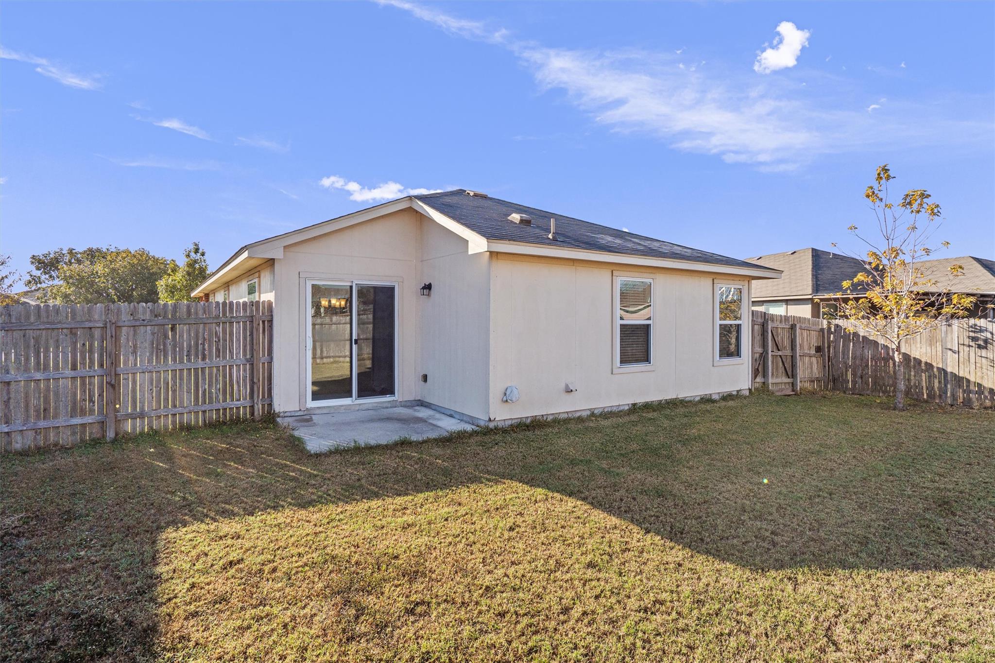 180 Eagle Dr, Luling, TX 78648