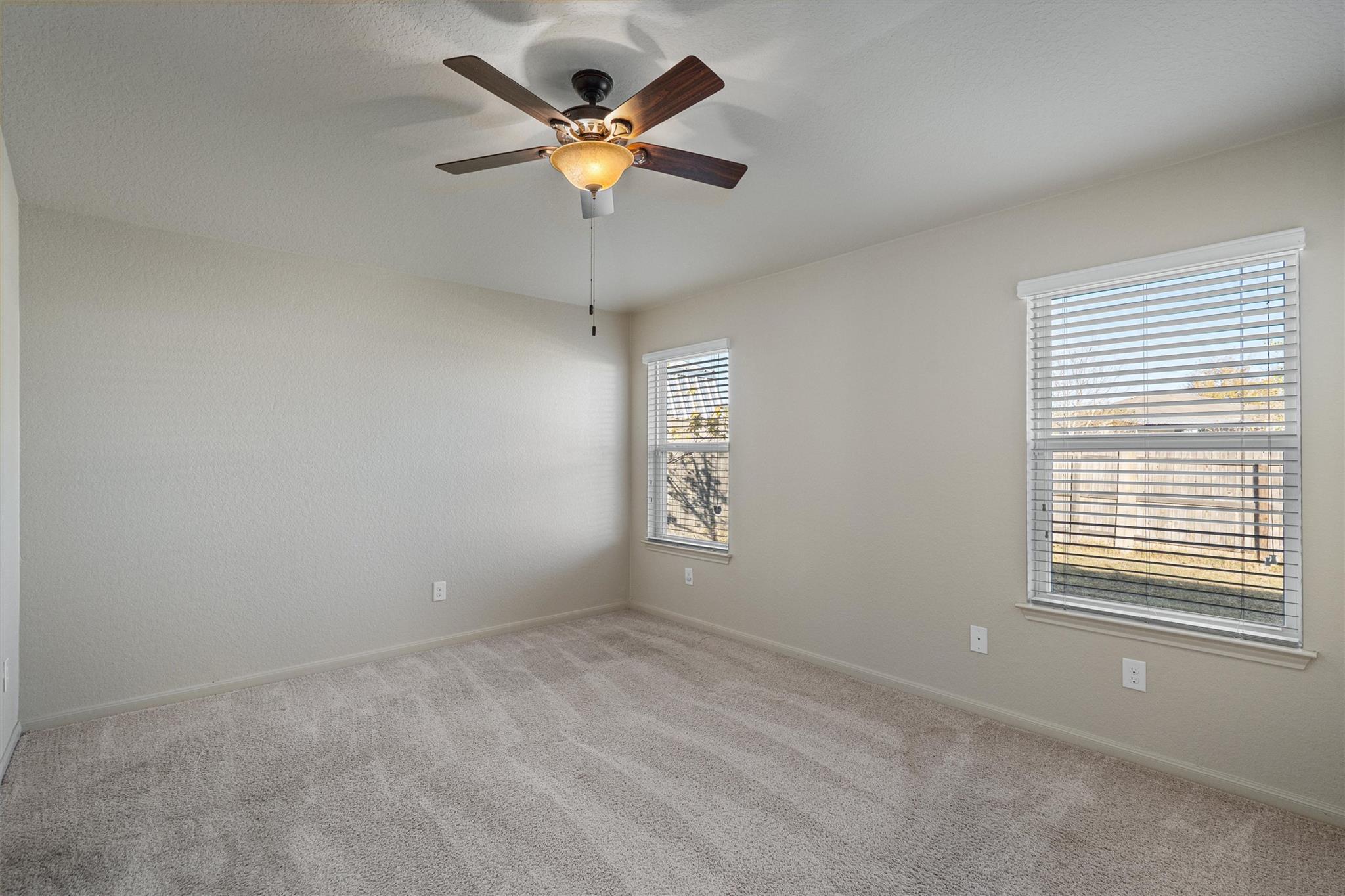 180 Eagle Dr, Luling, TX 78648