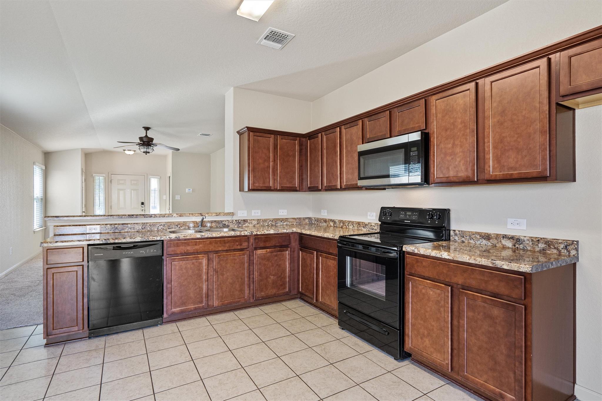 180 Eagle Dr, Luling, TX 78648