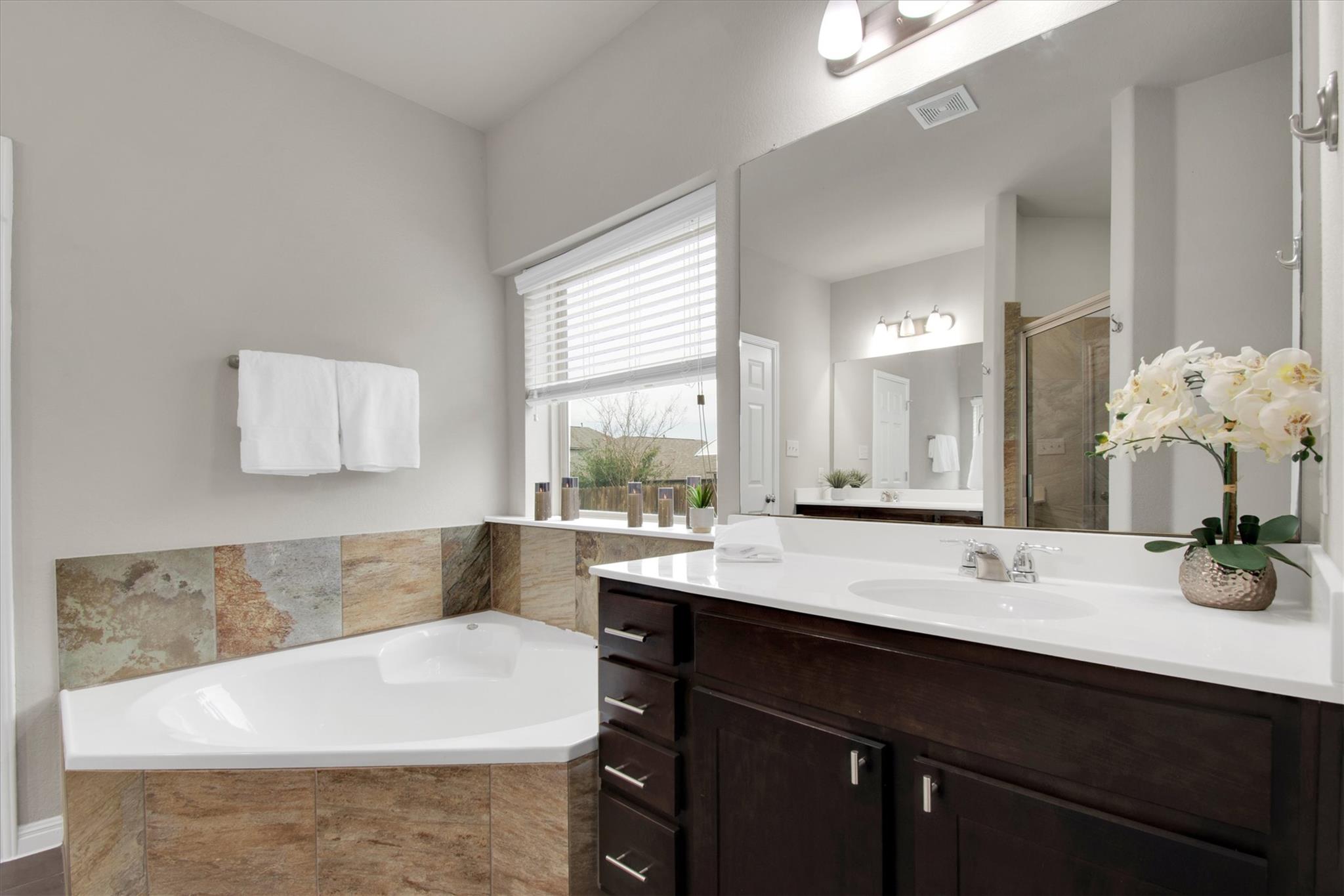 13601 Larrys Ln, Austin, TX 78652