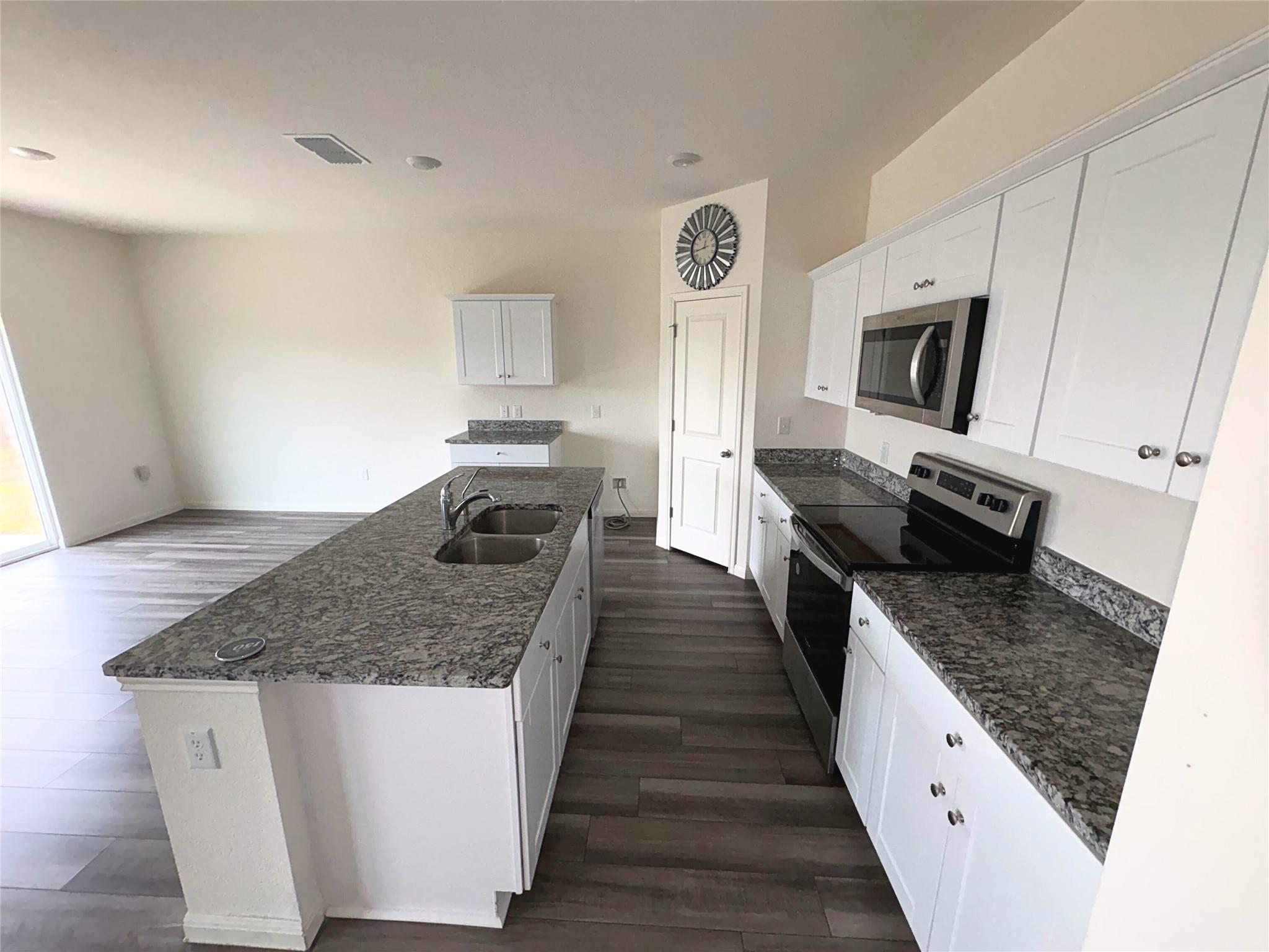 410 Magnum Force Dr, Jarrell, TX 76537