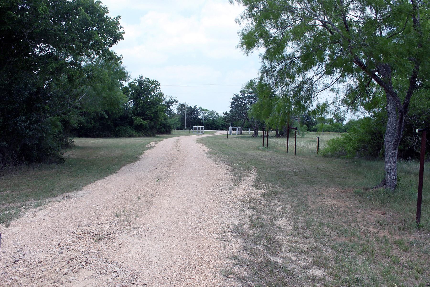 411 Fm 86 Highway, Red Rock, TX 78662