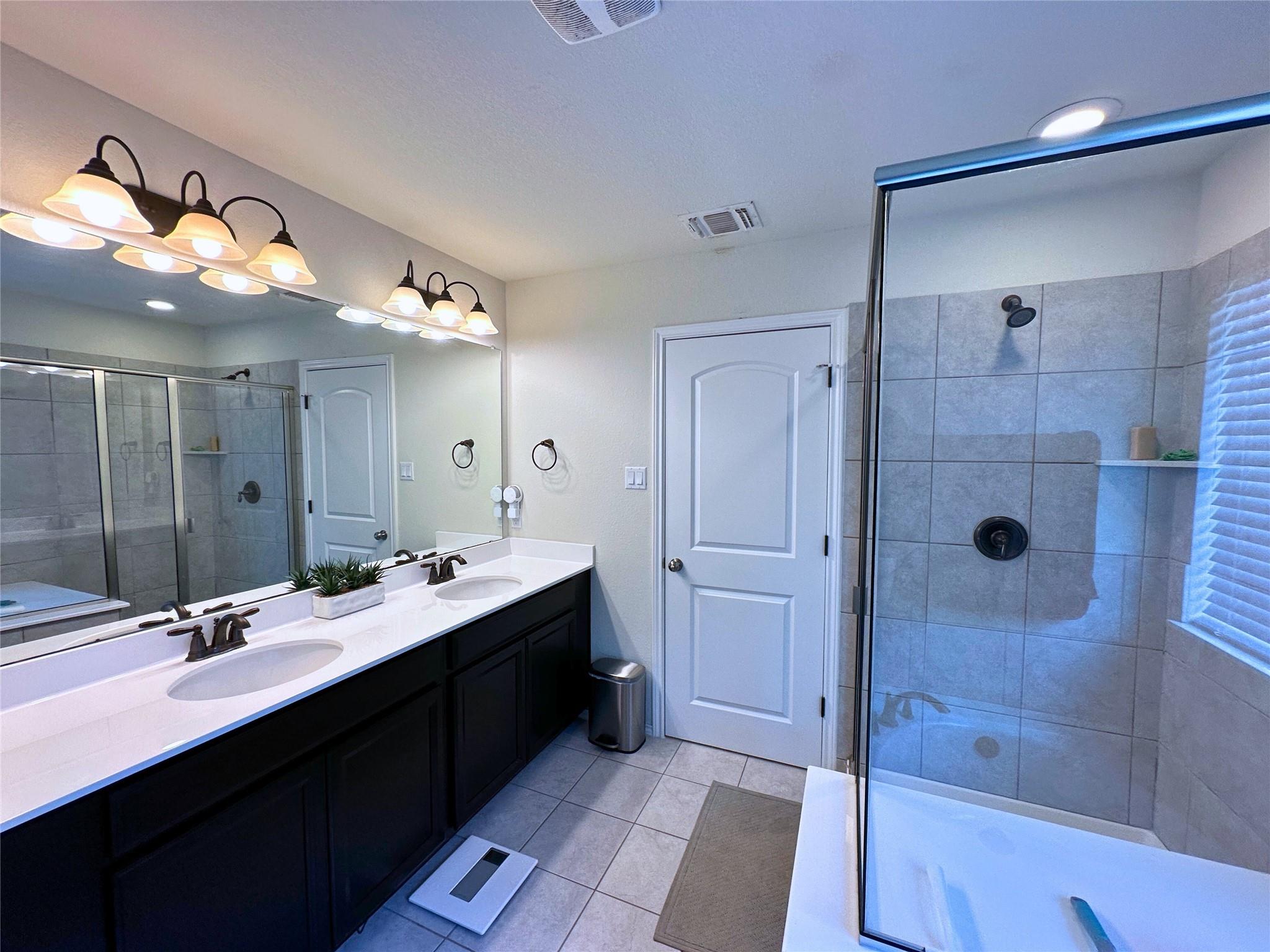 1050 Kenney Fort Xing # 16, Round Rock, TX 78665