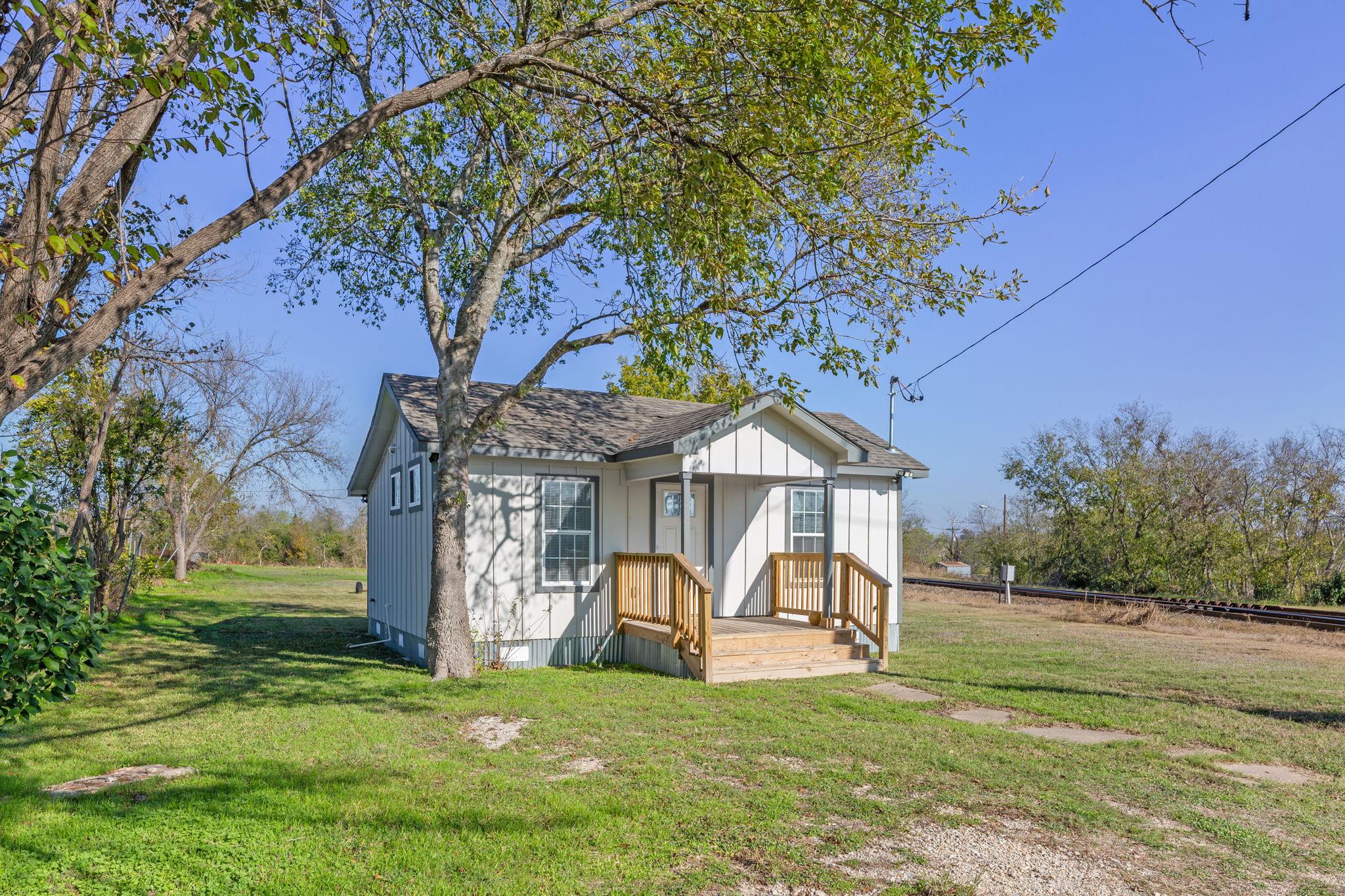603 E 3rd St, Taylor, TX 76574