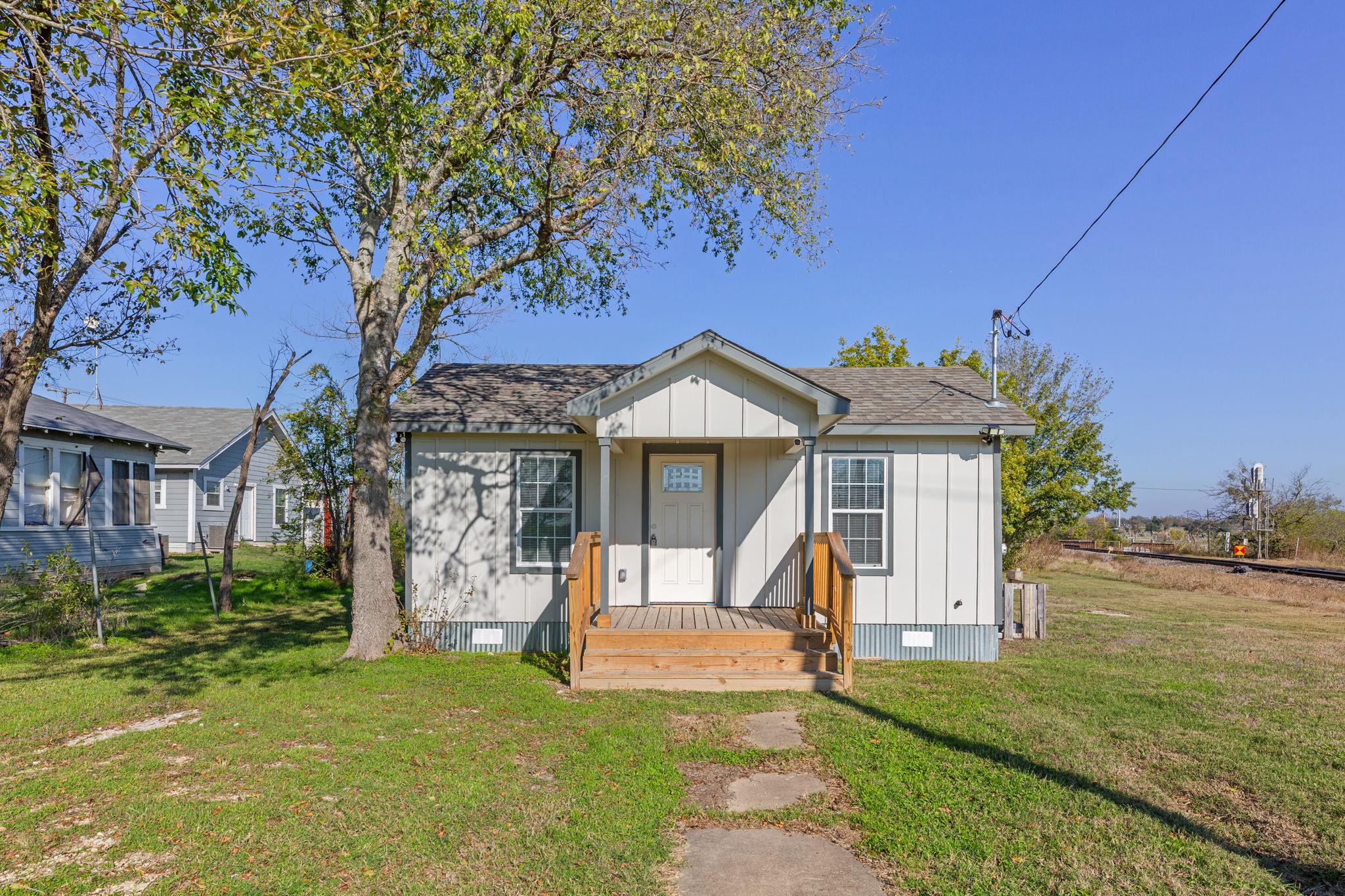 603 E 3rd St, Taylor, TX 76574