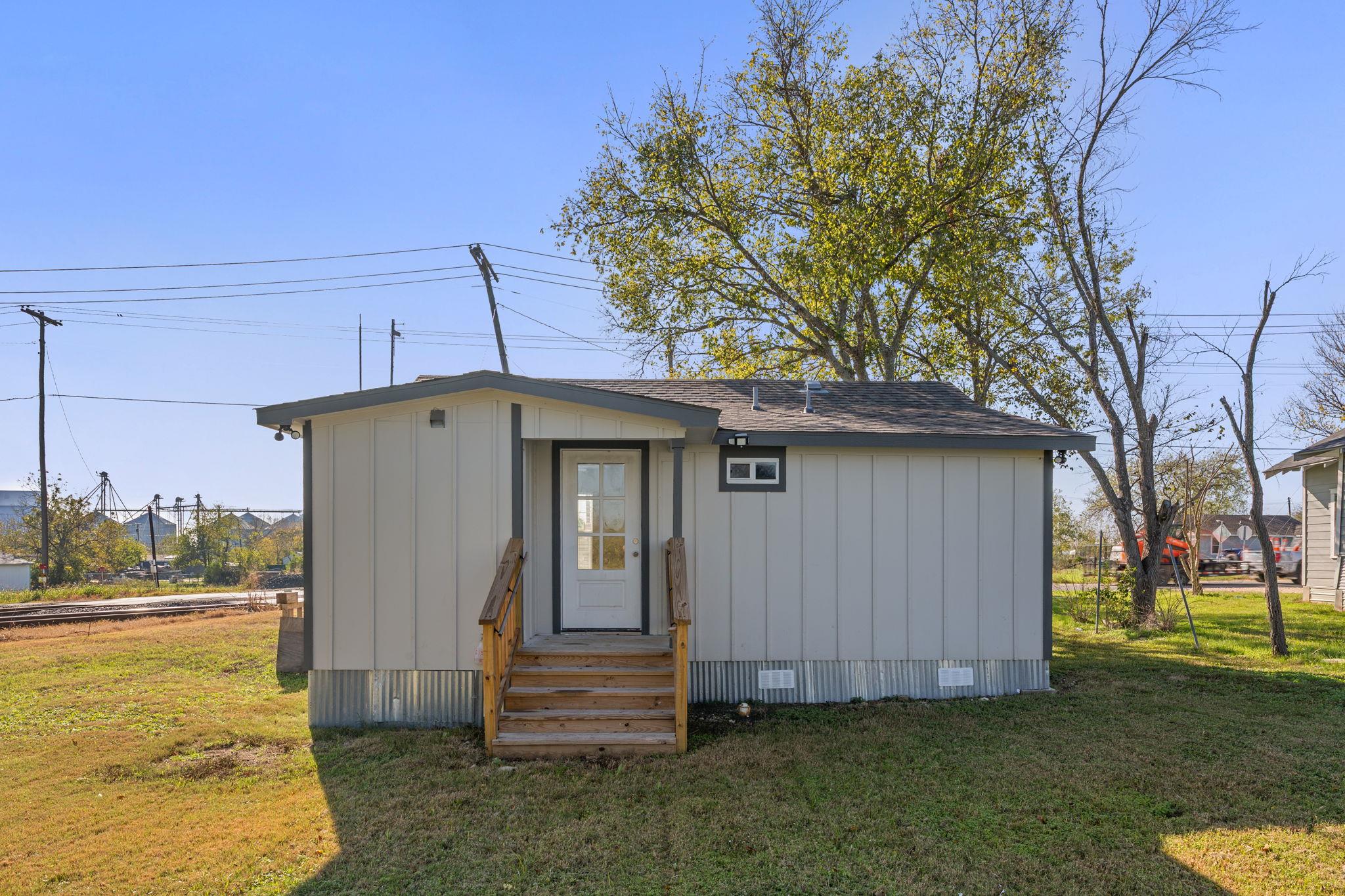 603 E 3rd St, Taylor, TX 76574