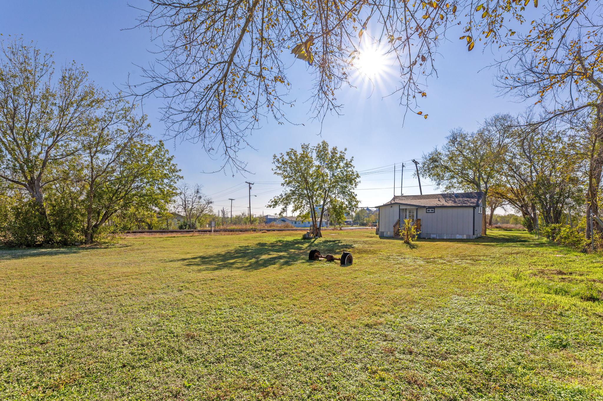 603 E 3rd St, Taylor, TX 76574