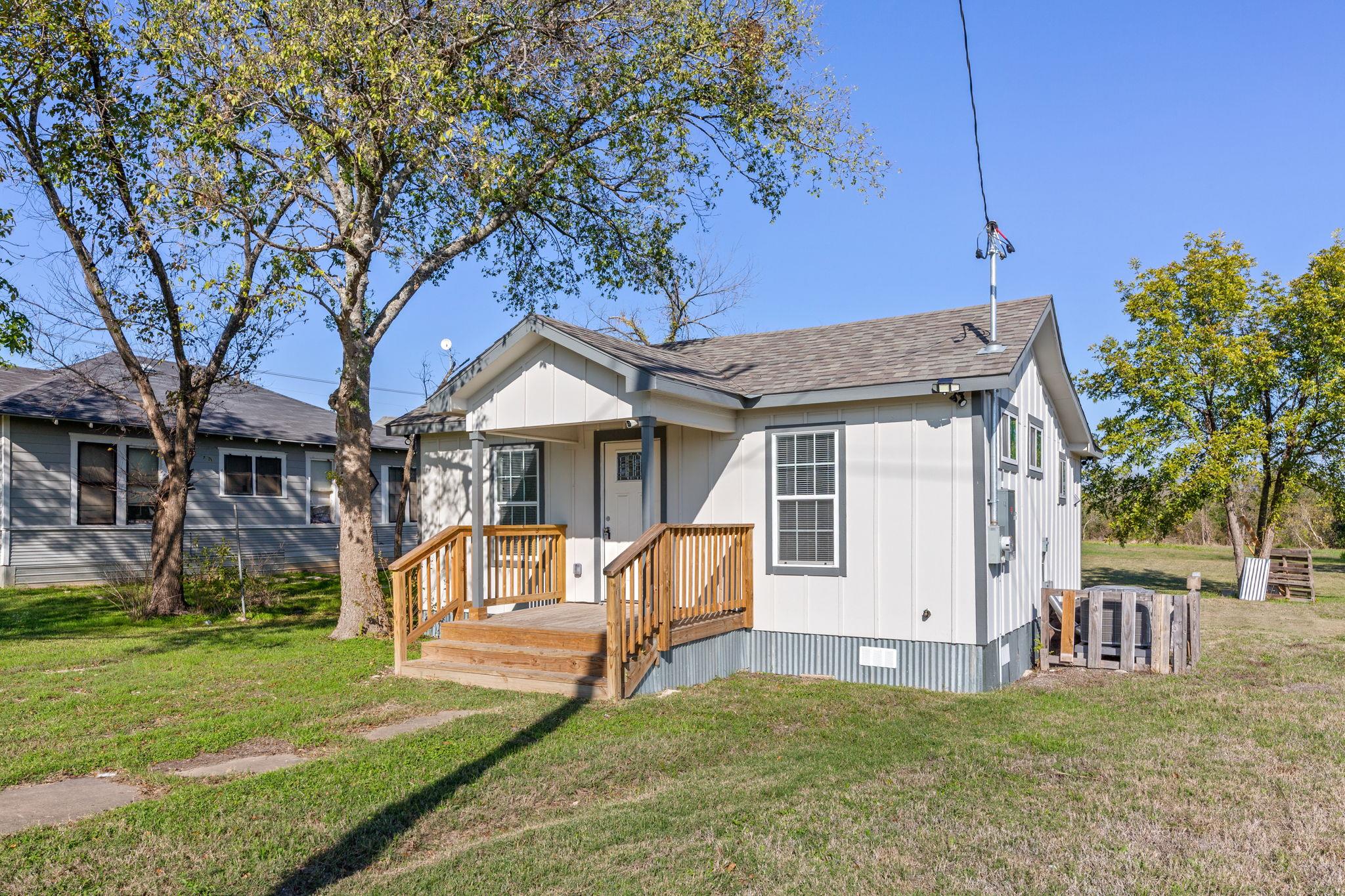 603 E 3rd St, Taylor, TX 76574