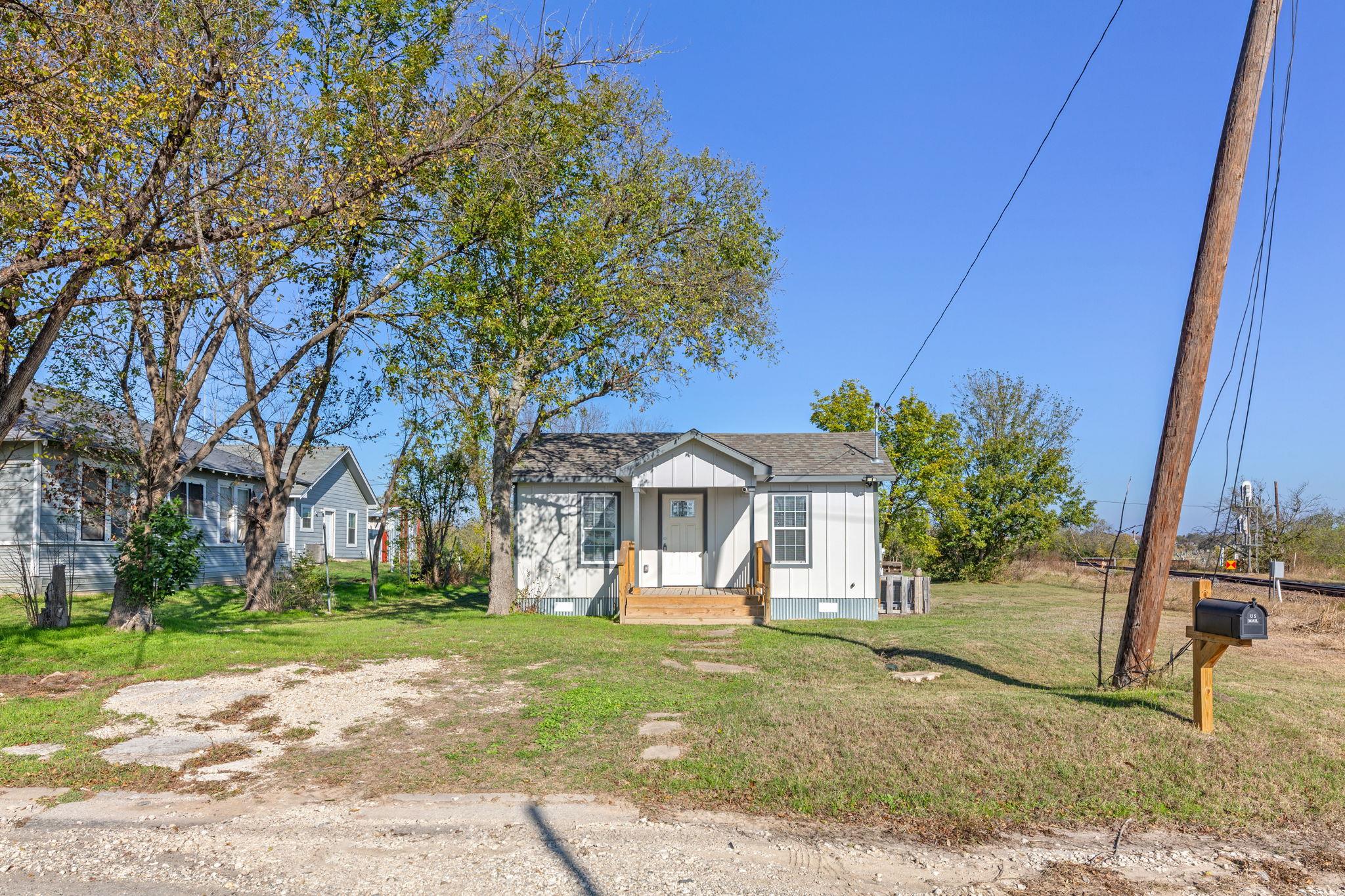 603 E 3rd St, Taylor, TX 76574