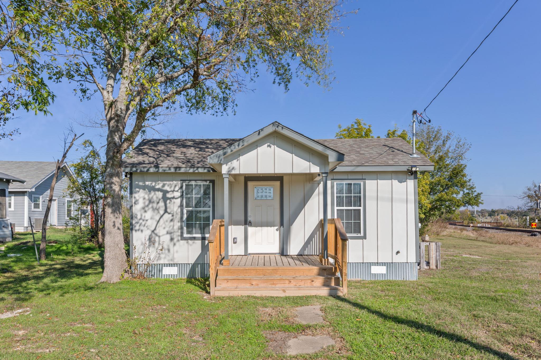 603 E 3rd St, Taylor, TX 76574