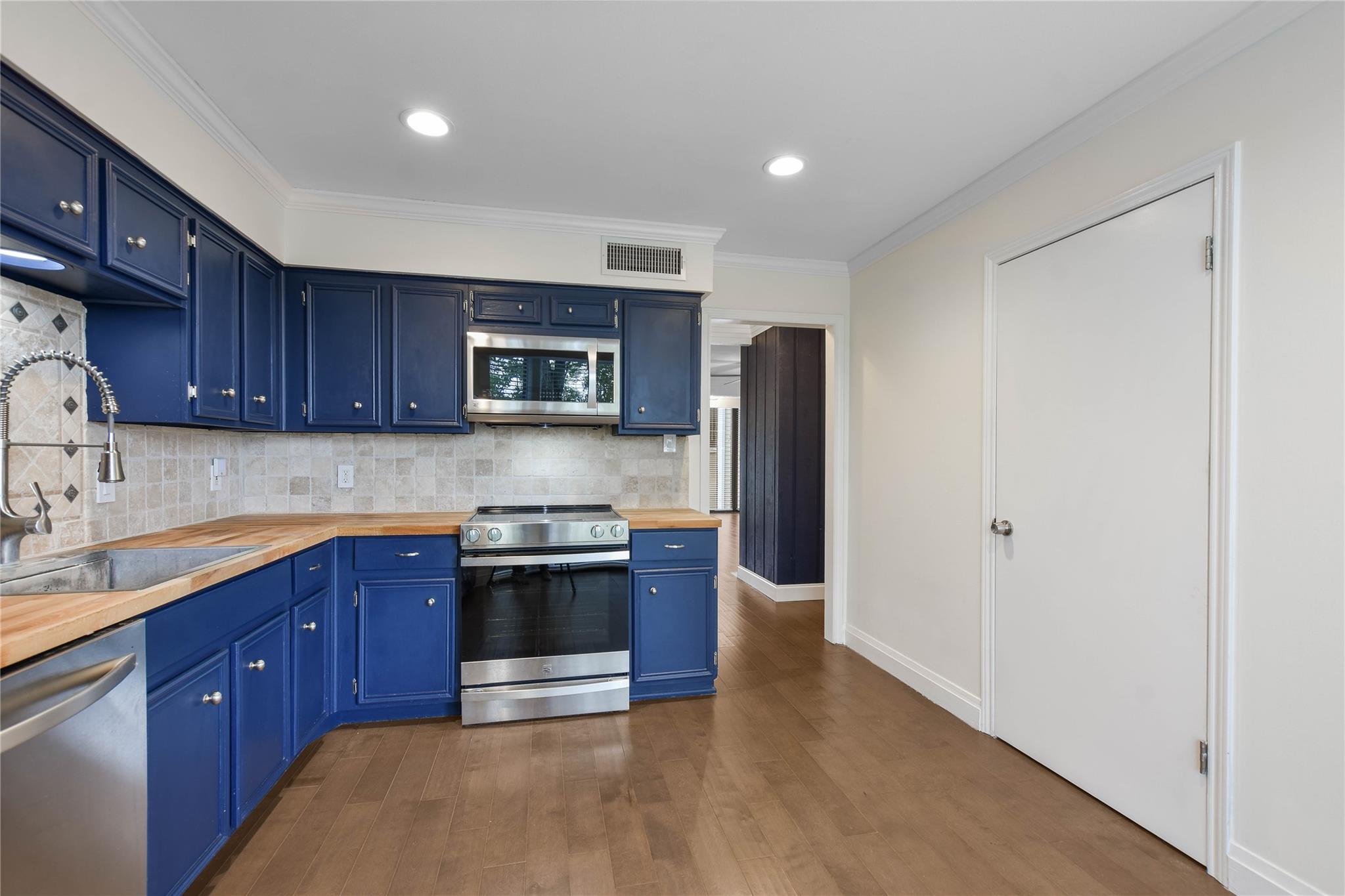 195 World Of Tennis Sq, Lakeway, TX 78738