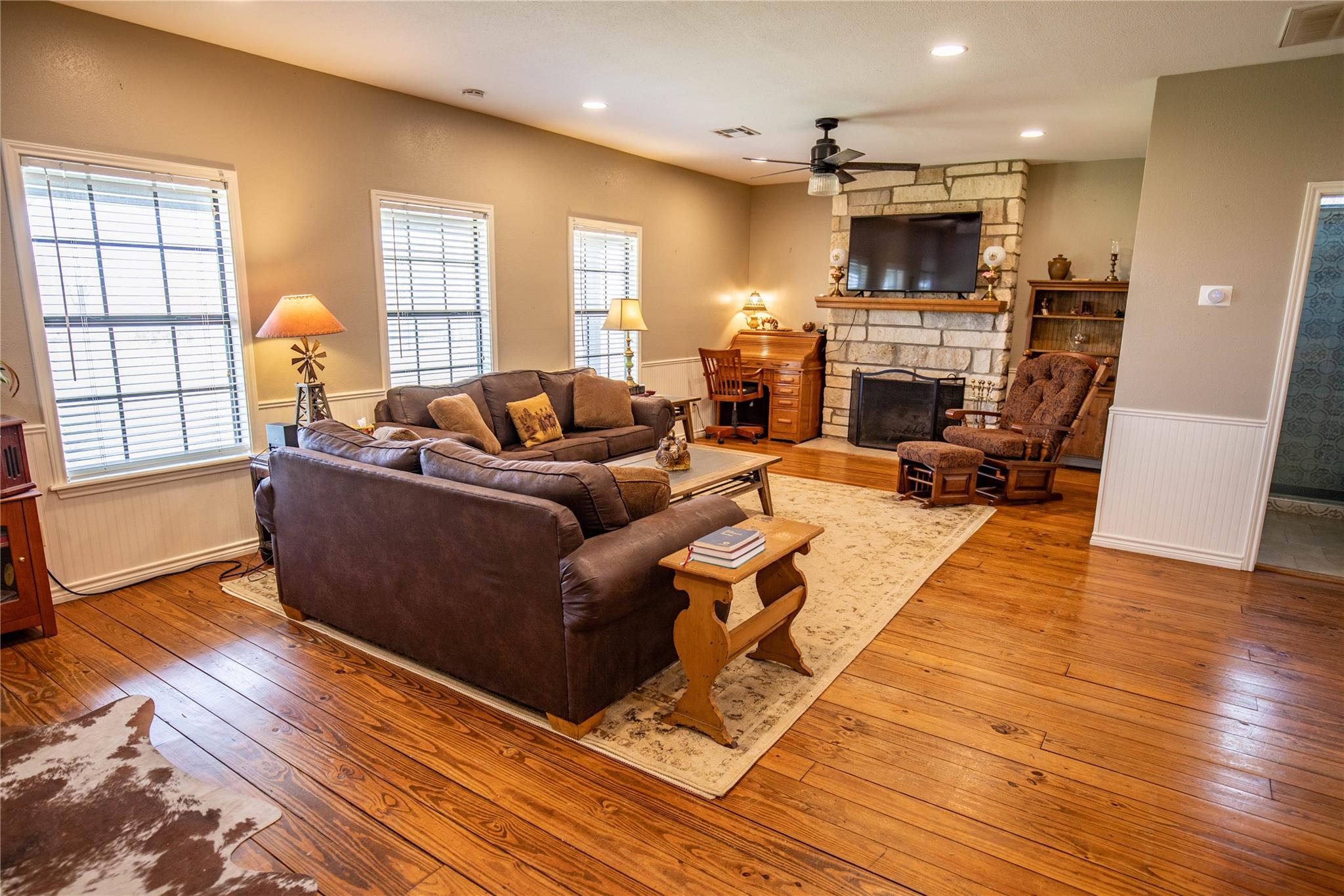 698 Hilbrich Rd, Westhoff, TX 77994