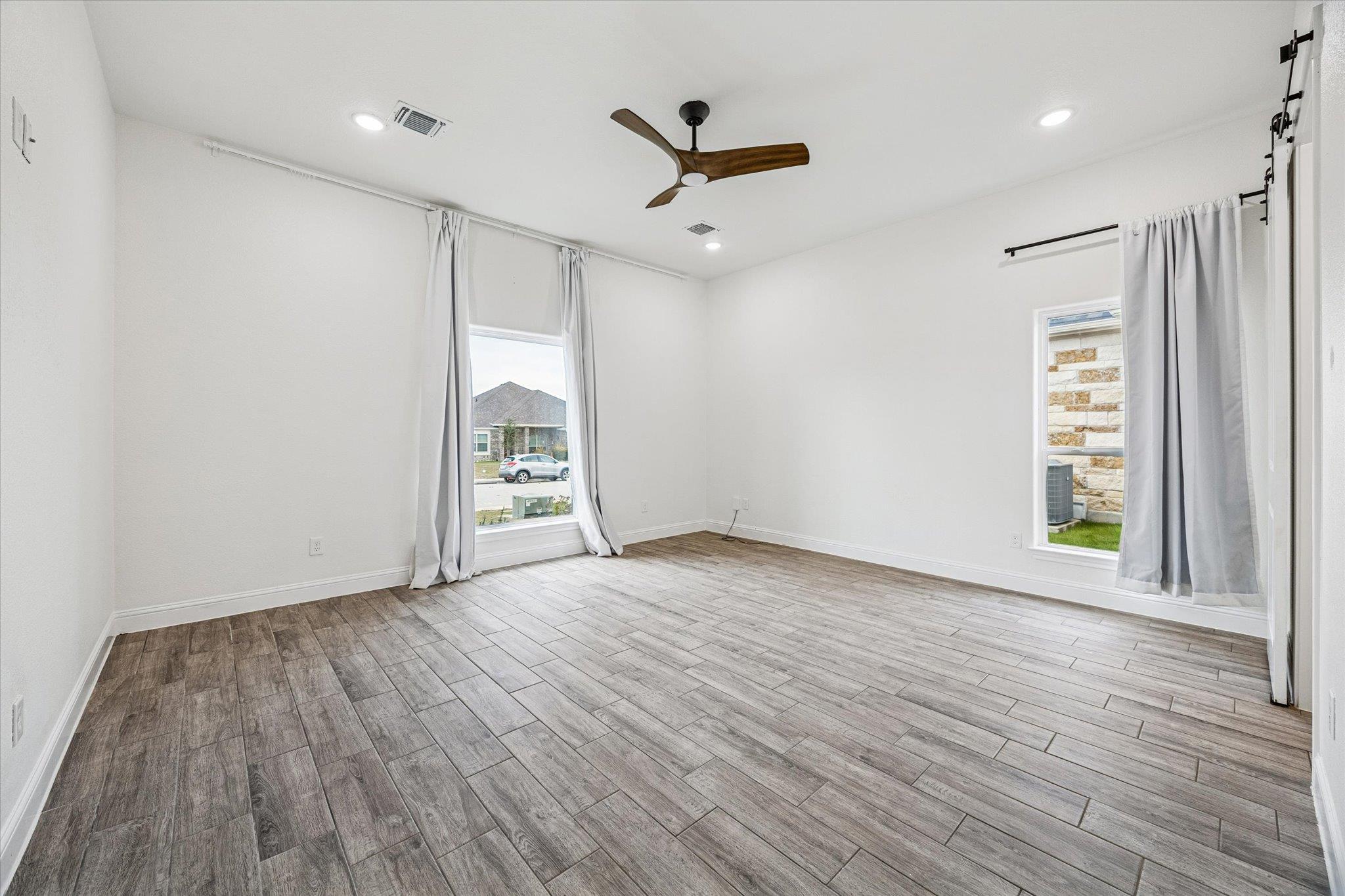 136 Greg Ln, Jarrell, TX 76537