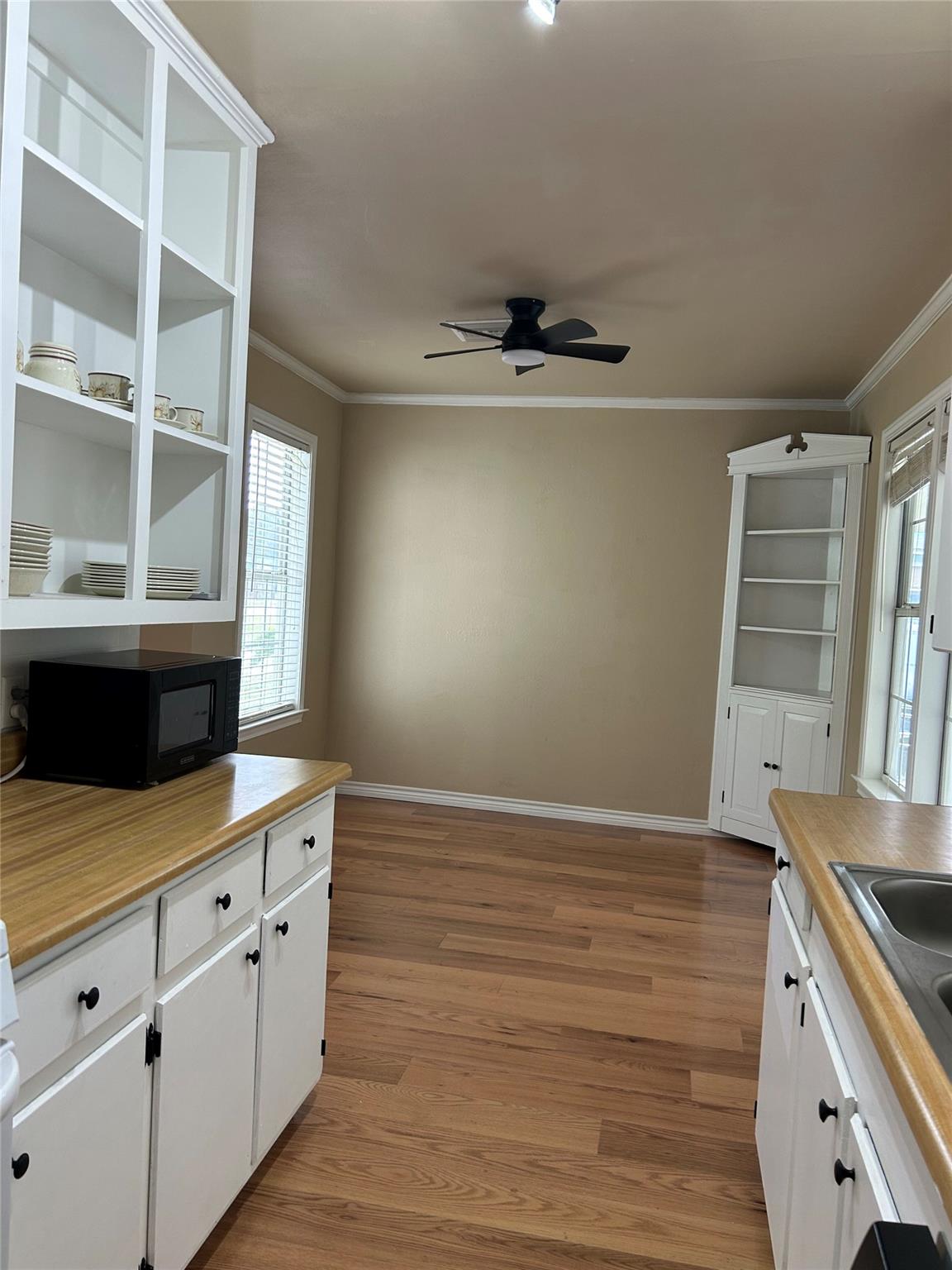 307 Broadway St, Rockport, TX 78358