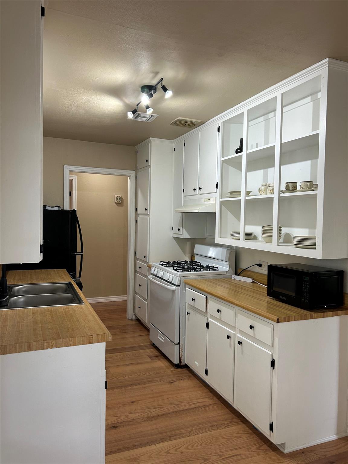 307 Broadway St, Rockport, TX 78358