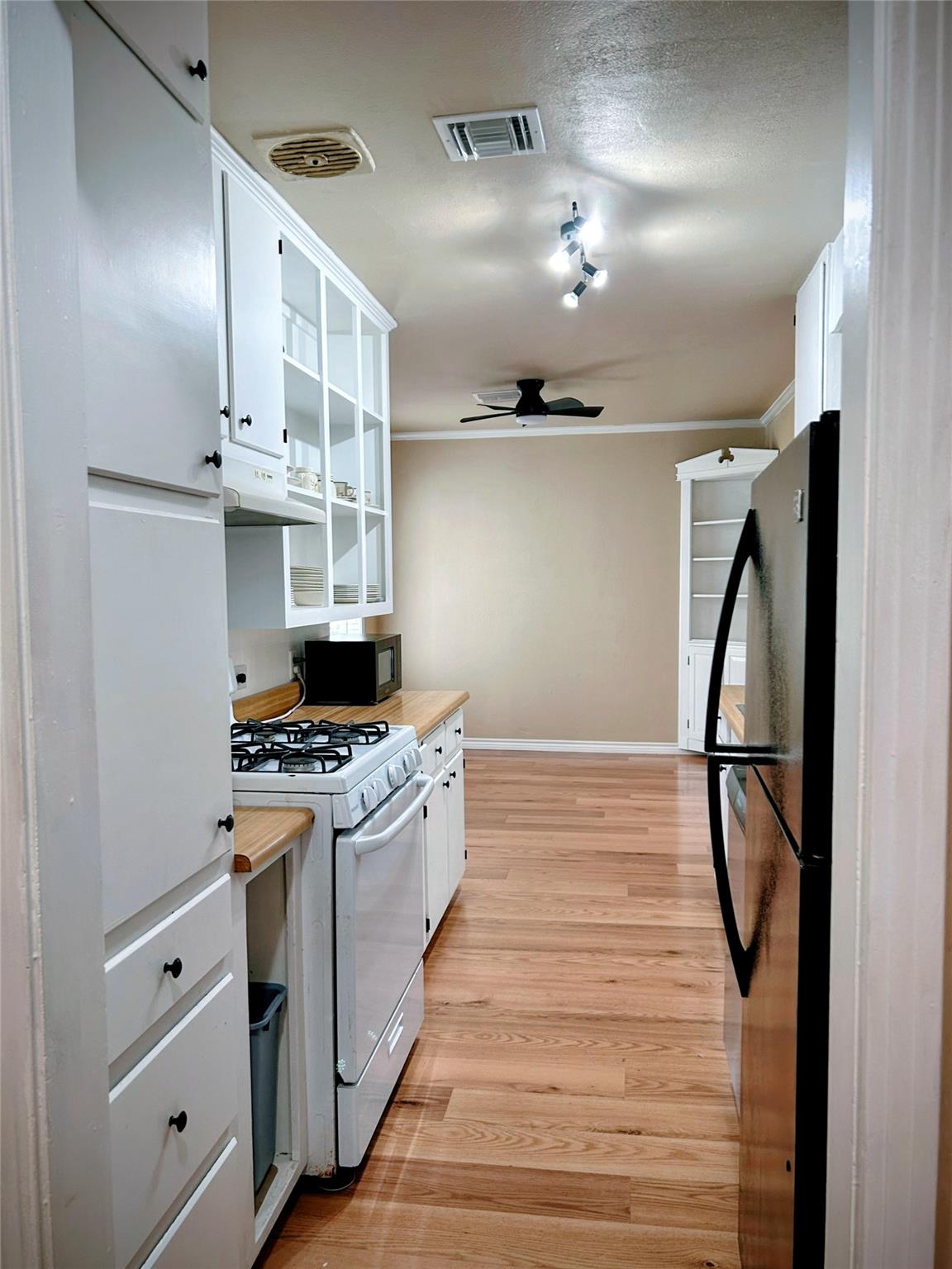 307 Broadway St, Rockport, TX 78358