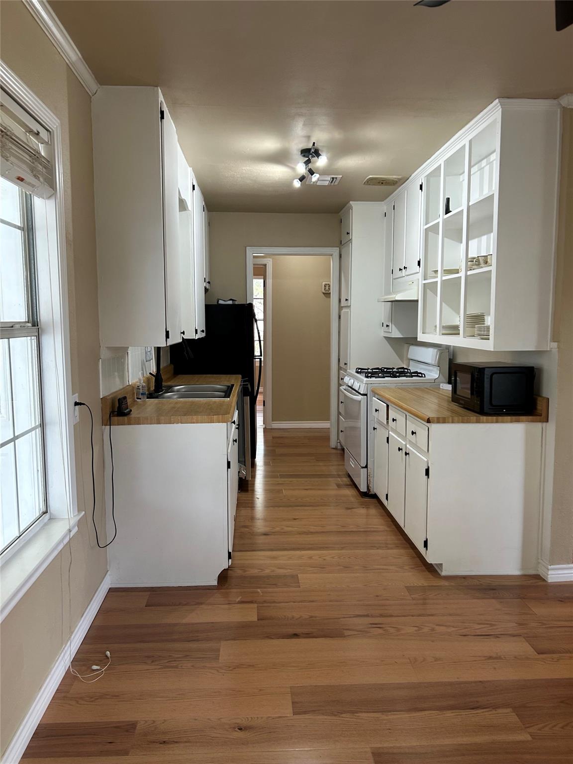 307 Broadway St, Rockport, TX 78358