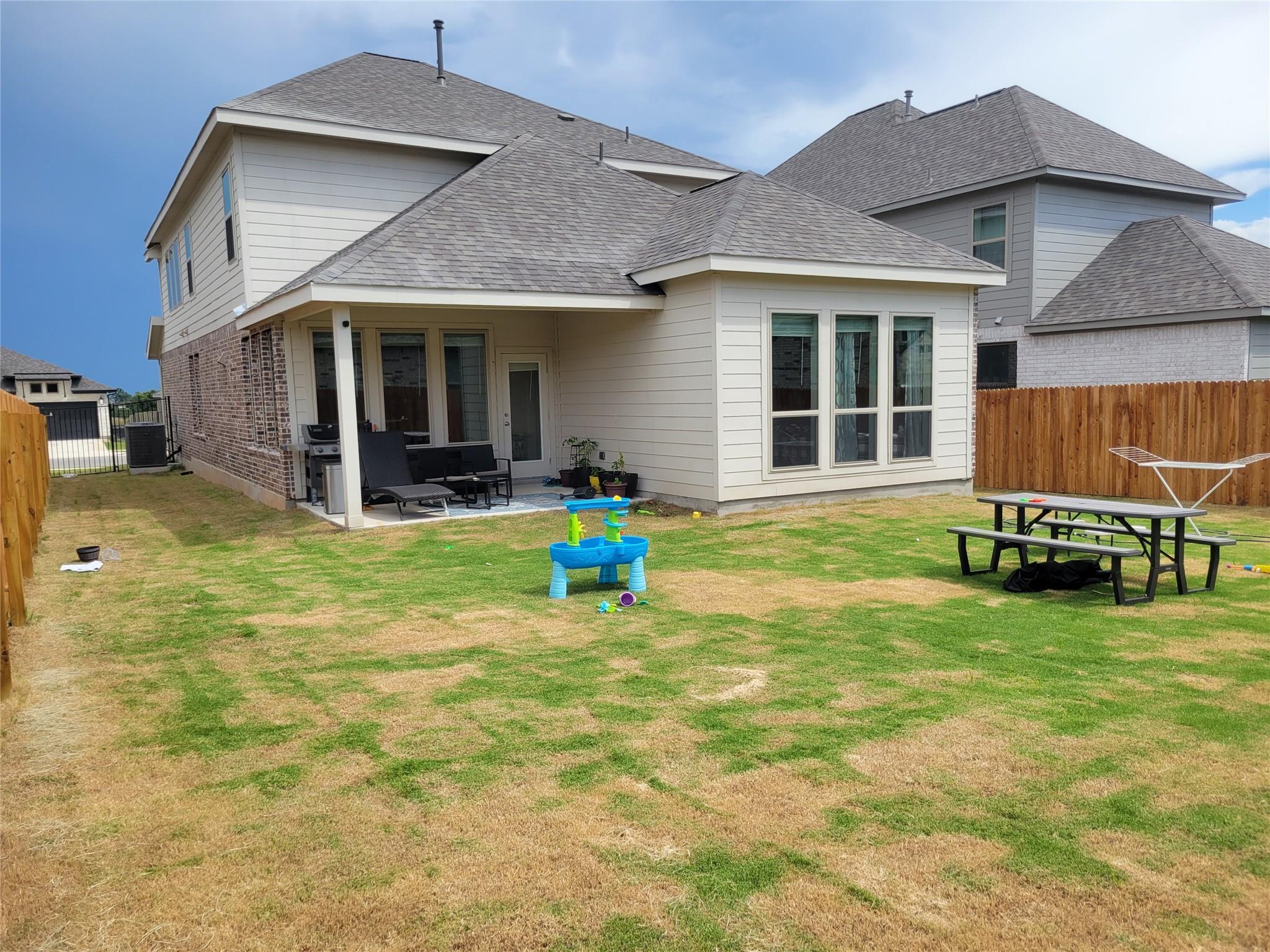 122 Dycus Bnd, Liberty Hill, TX 78642