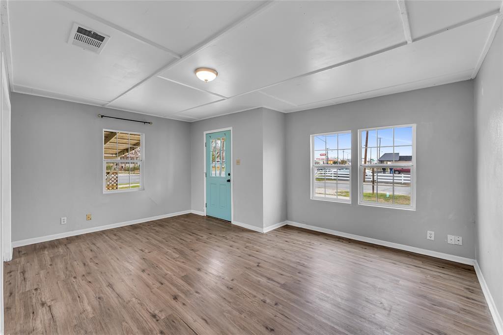 117 Travis St, Taylor, TX 76574