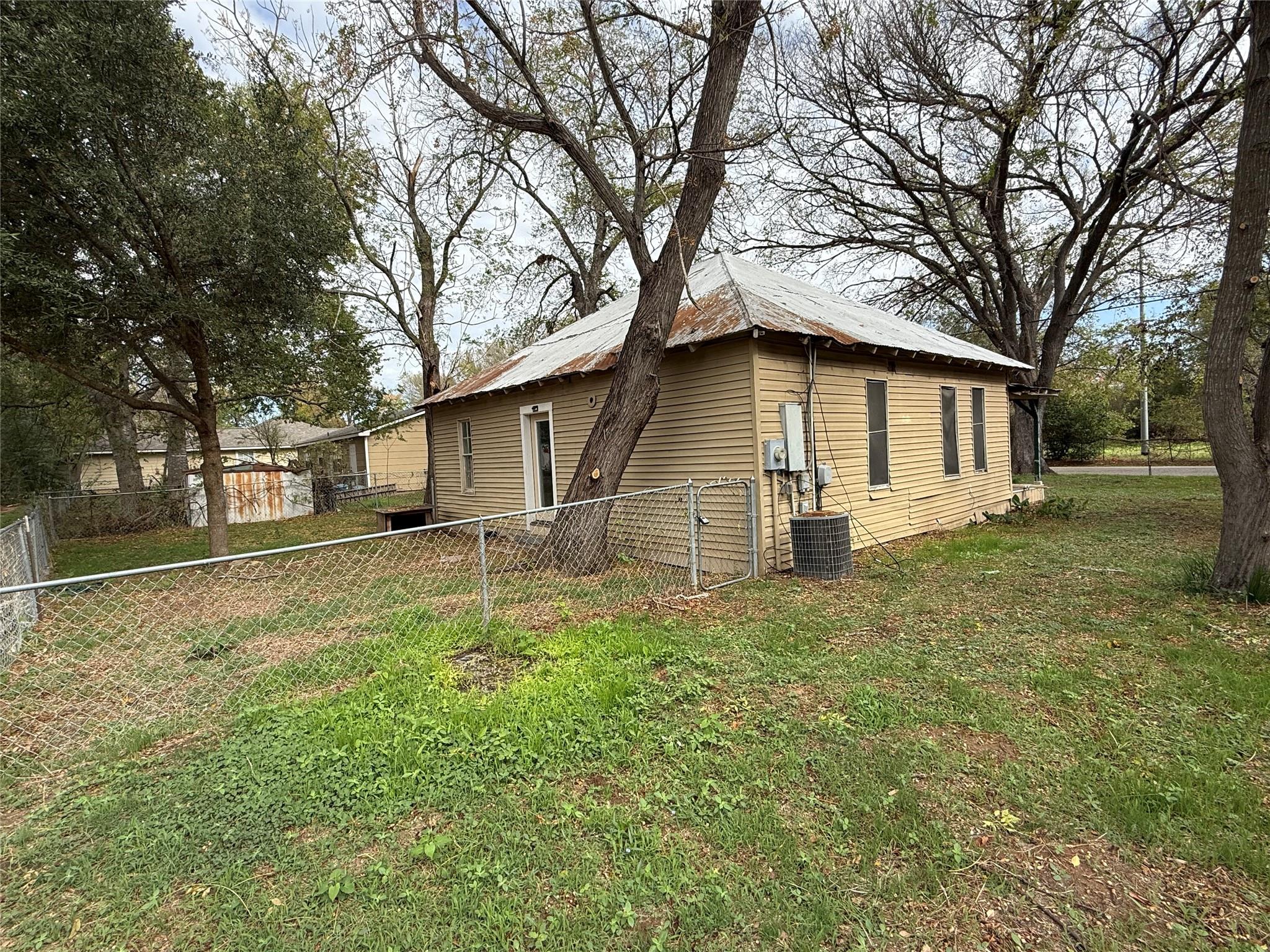 1402 Fayette St, Bastrop, TX 78602